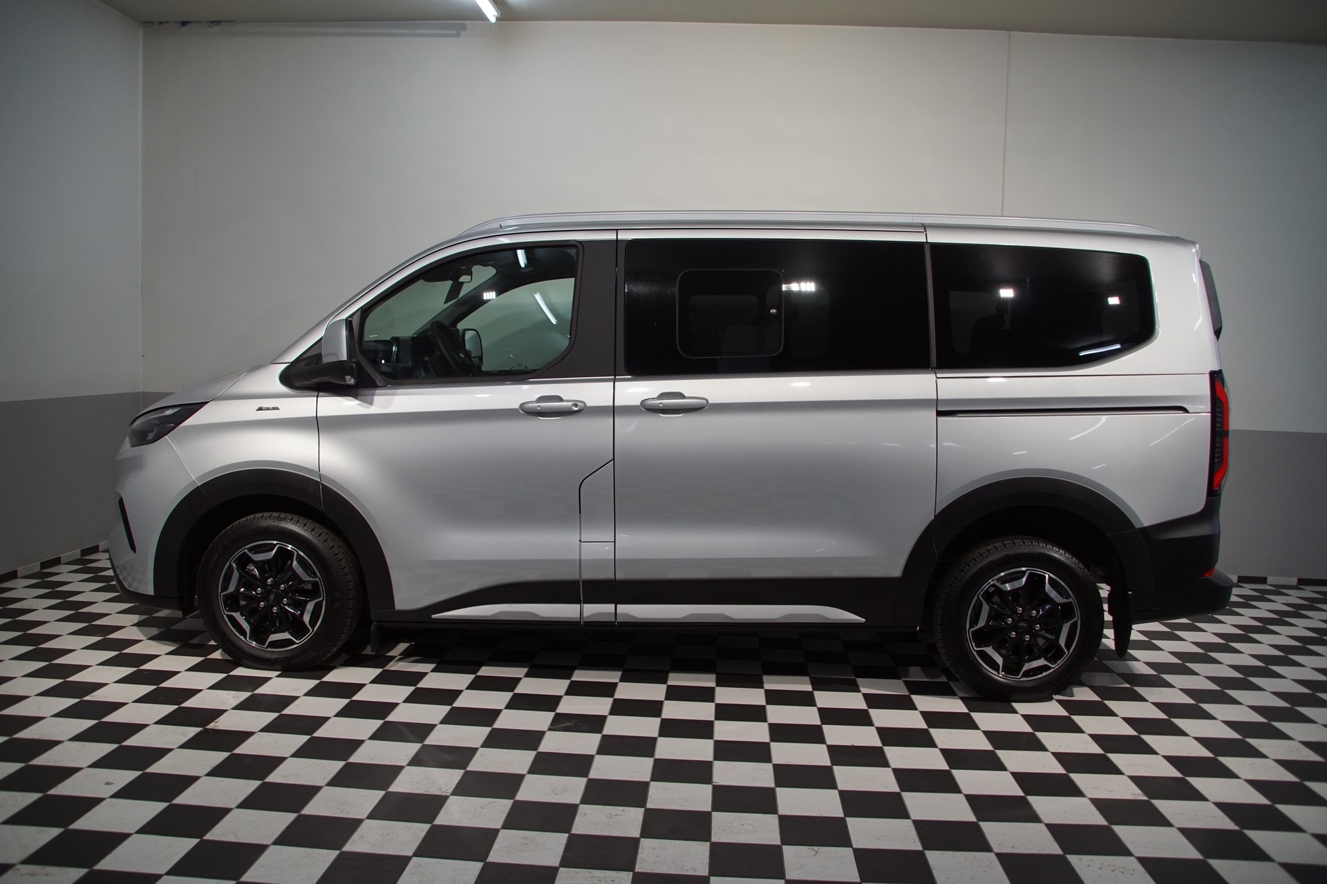 FORD Tourneo Bus 320 L1H1 Active Automat 4x4 - 11