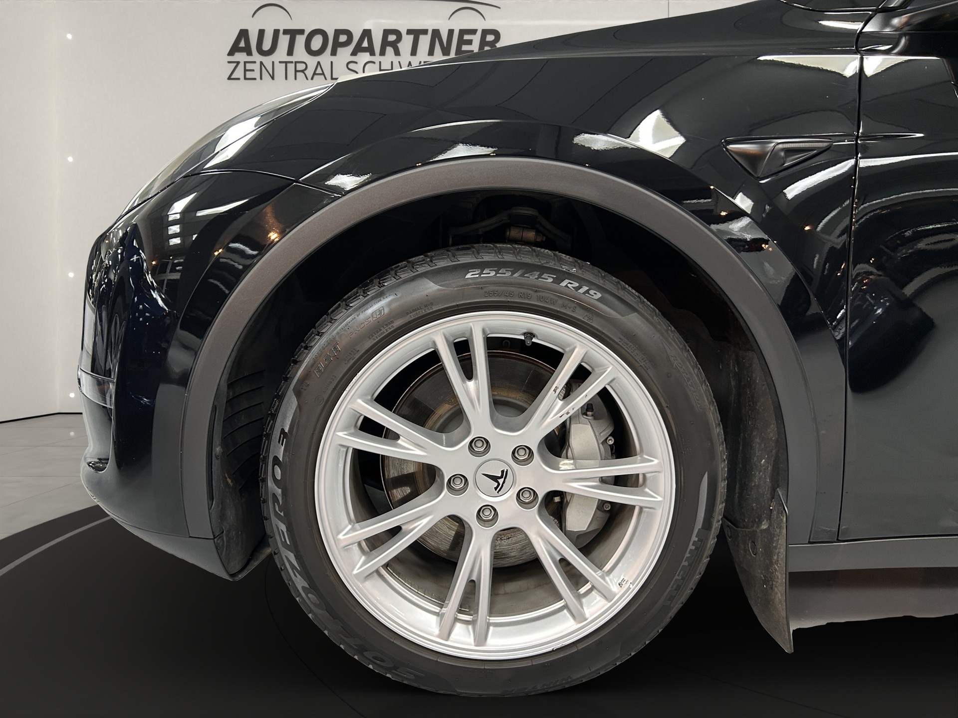 TESLA Model Y Long Range Enhanced Autopilot - 9