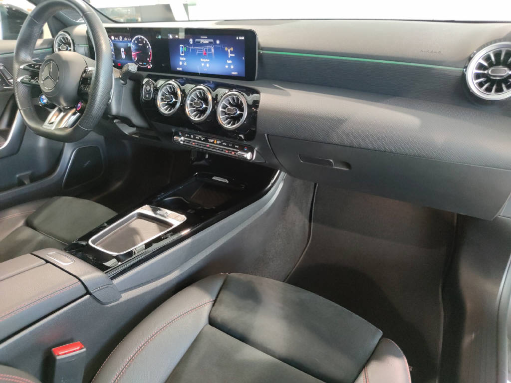 MERCEDES-BENZ A 35 AMG 4Matic - 11