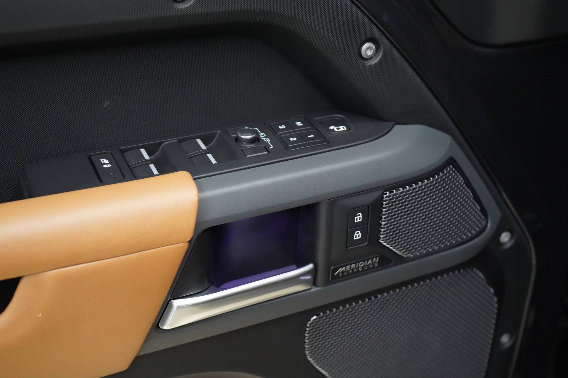 LAND ROVER Defender 110 3.0 D I6 300 X-Dynamic HSE AWD AT8 - 24