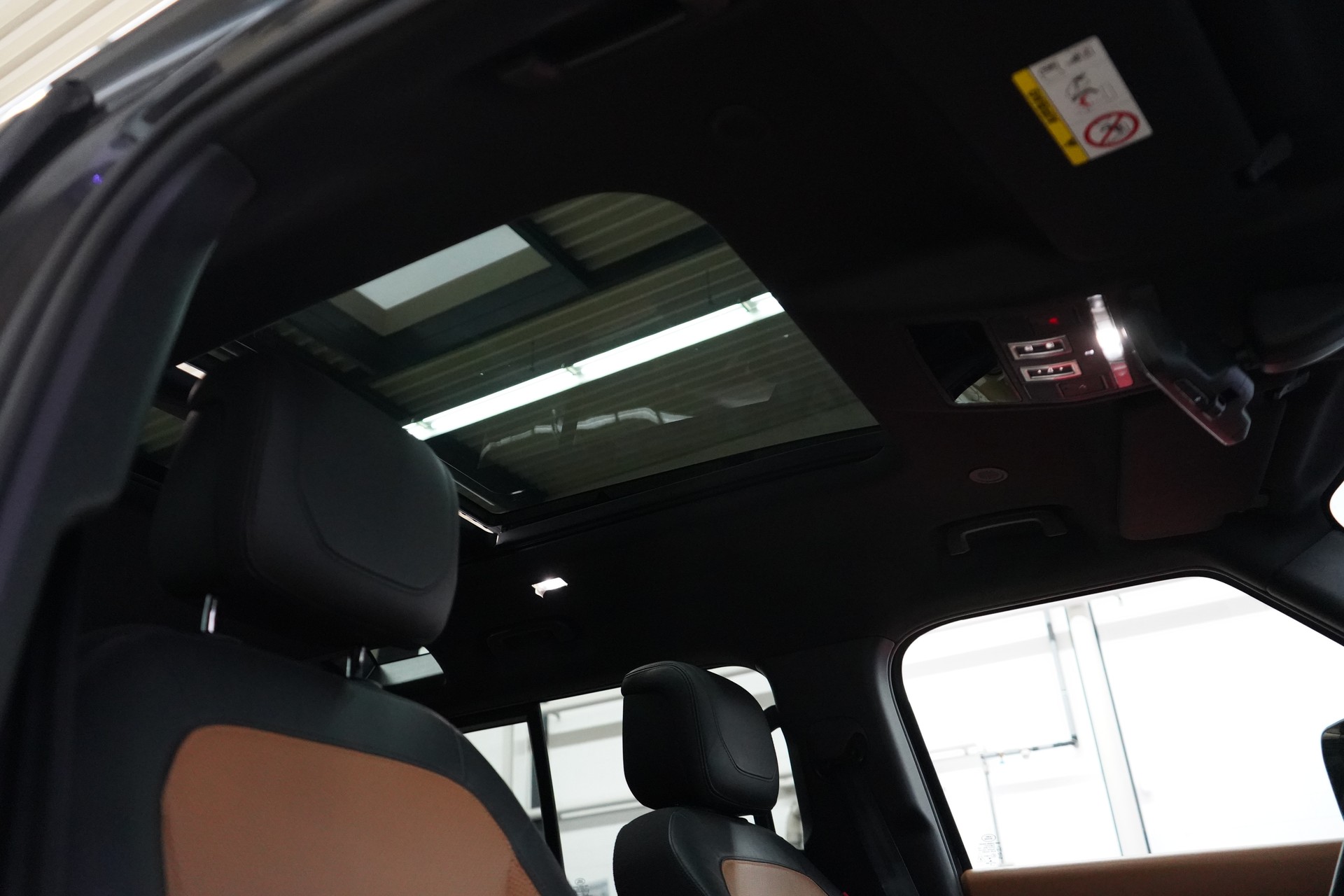 LAND ROVER Defender 110 3.0 D I6 300 X-Dynamic HSE AWD AT8 - 29