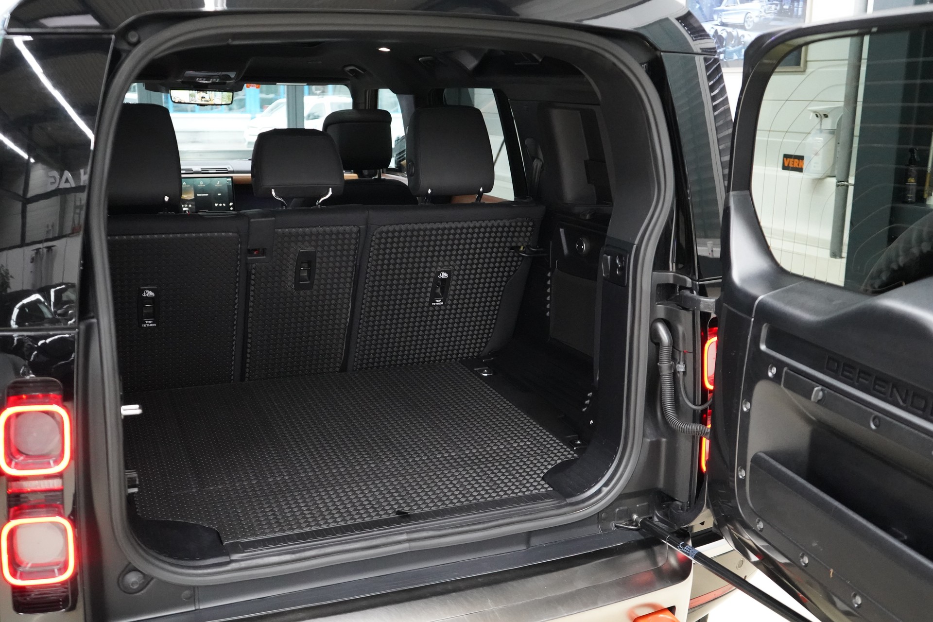 LAND ROVER Defender 110 3.0 D I6 300 X-Dynamic HSE AWD AT8 - 31