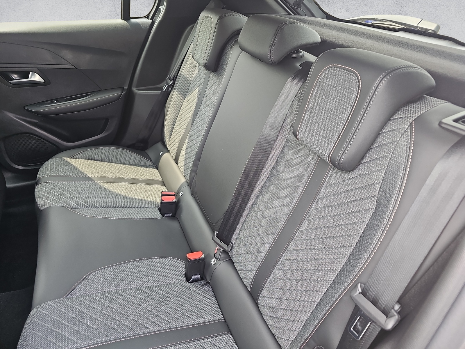 PEUGEOT 208 1.2 MHEV 110 Allure Premium - Bärn Edition - 14