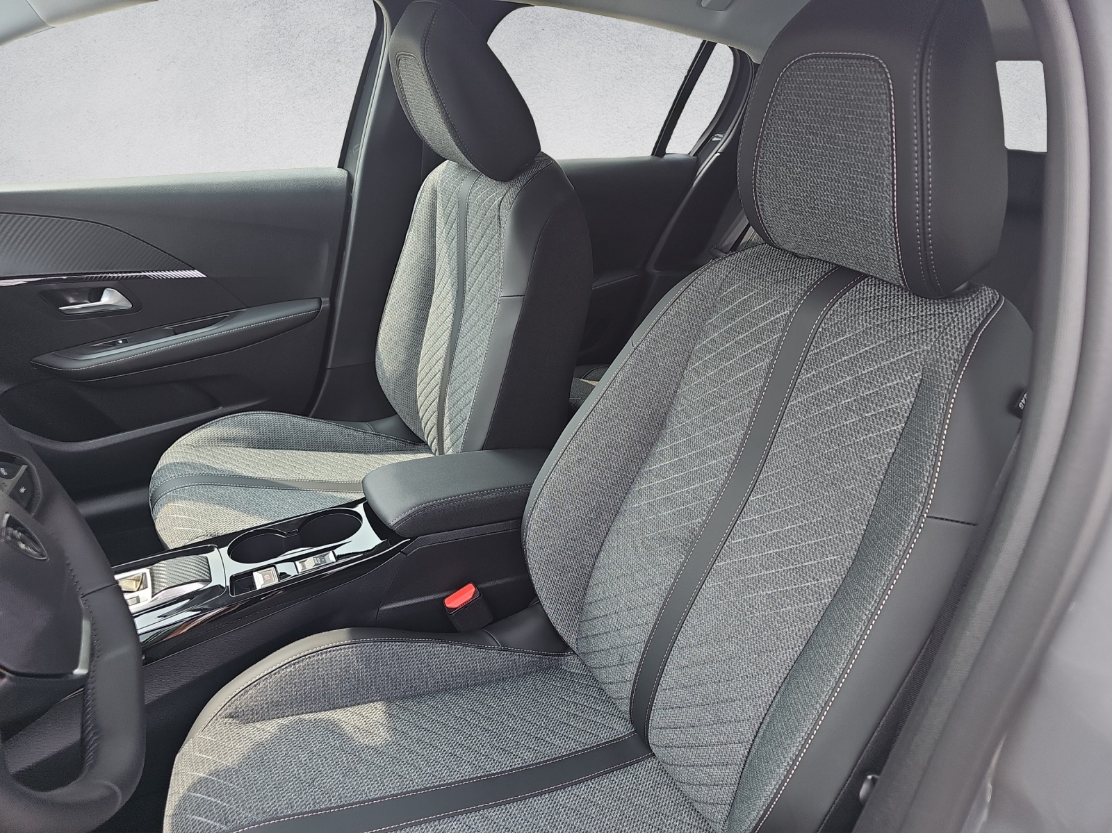 PEUGEOT 208 1.2 MHEV 110 Allure Premium - Bärn Edition - 13