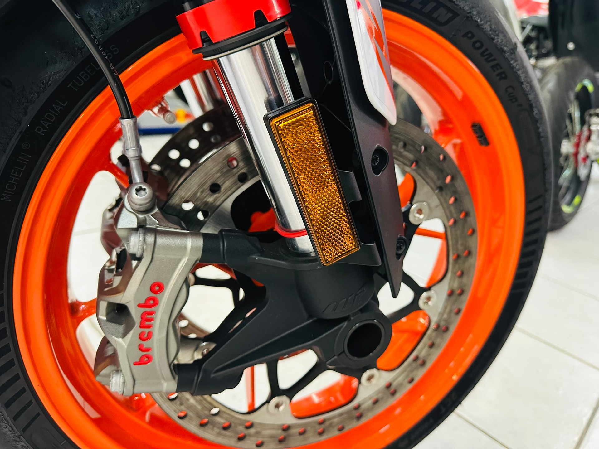 KTM 890 Duke R - 6
