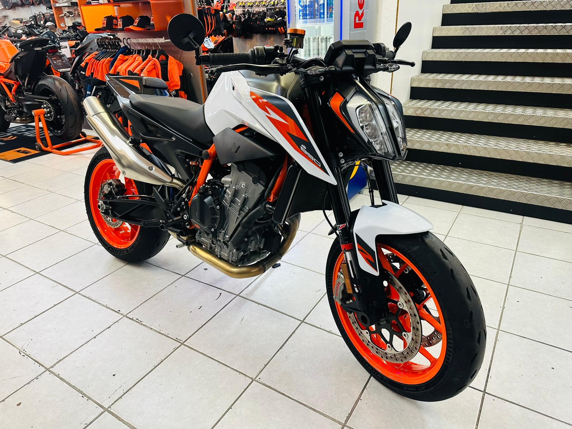 KTM 890 Duke R - 2