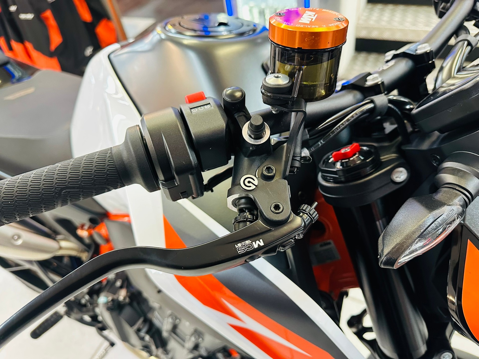 KTM 890 Duke R - 9