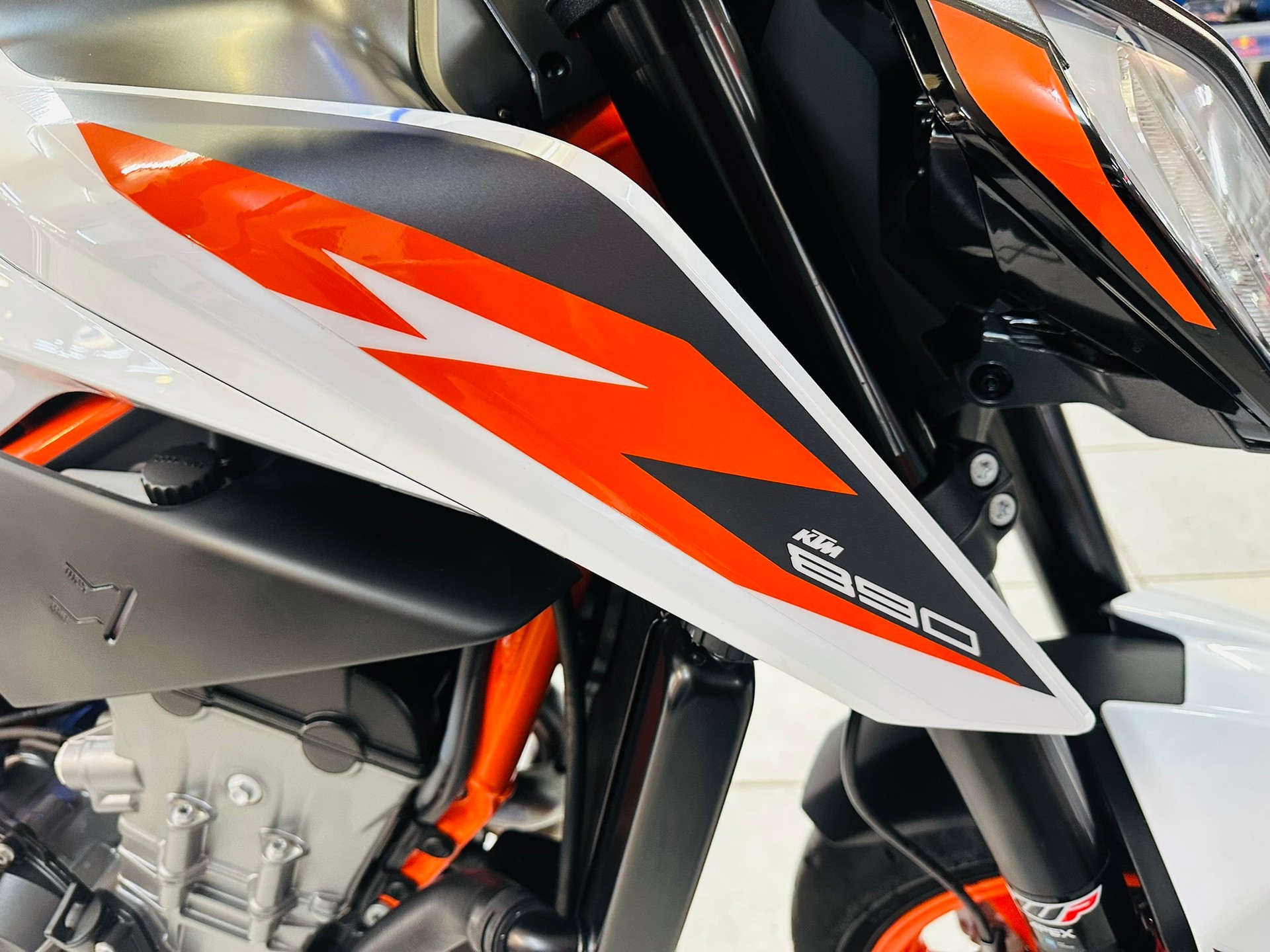 KTM 890 Duke R - 3