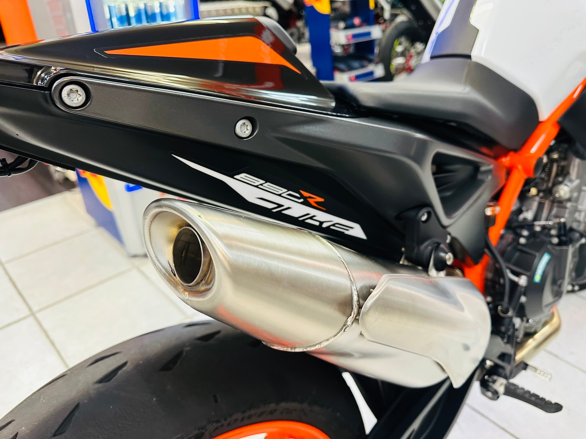 KTM 890 Duke R - 4