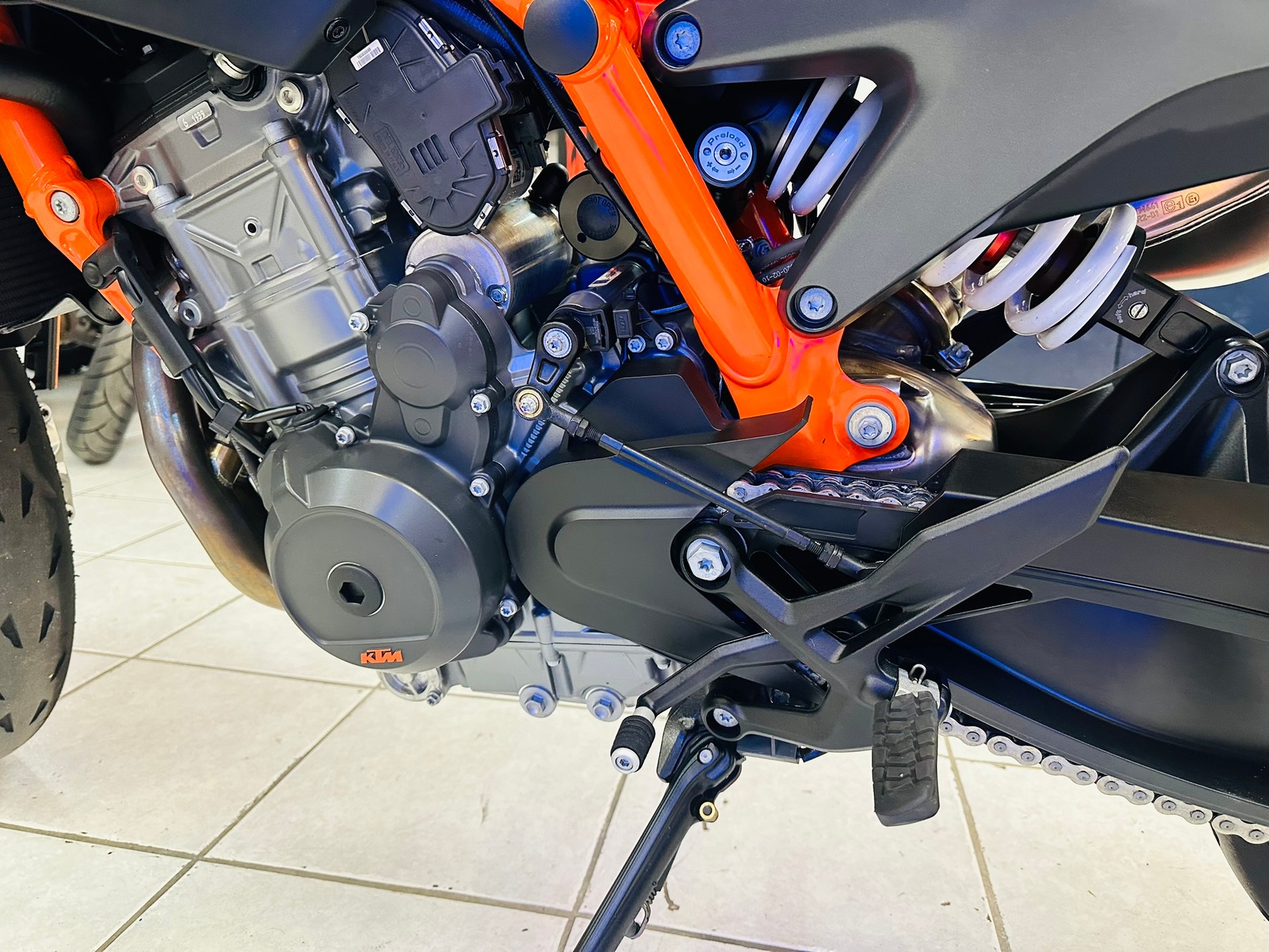 KTM 890 Duke R - 11