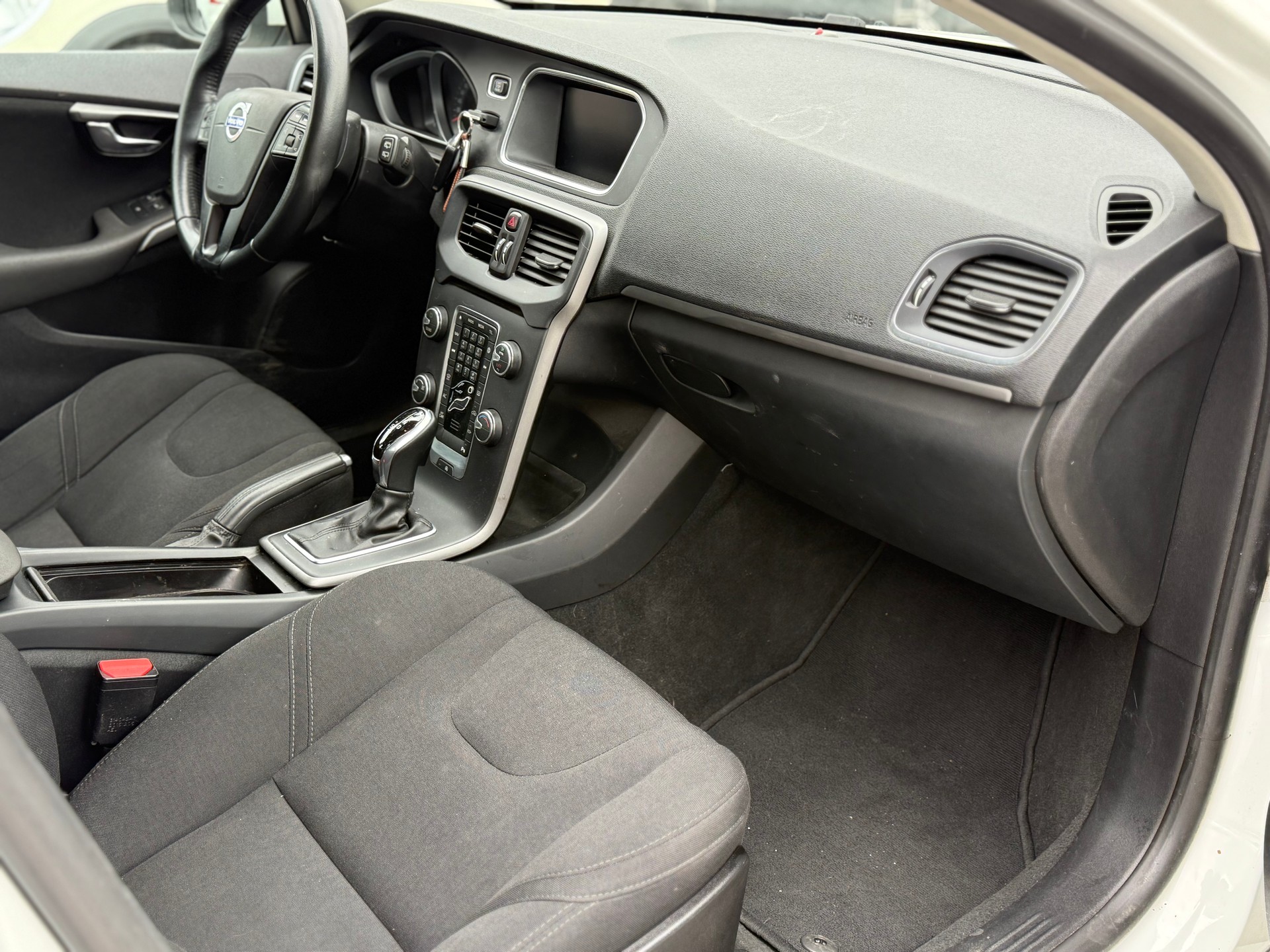 VOLVO V40 D2 Momentum Geartronic - 8