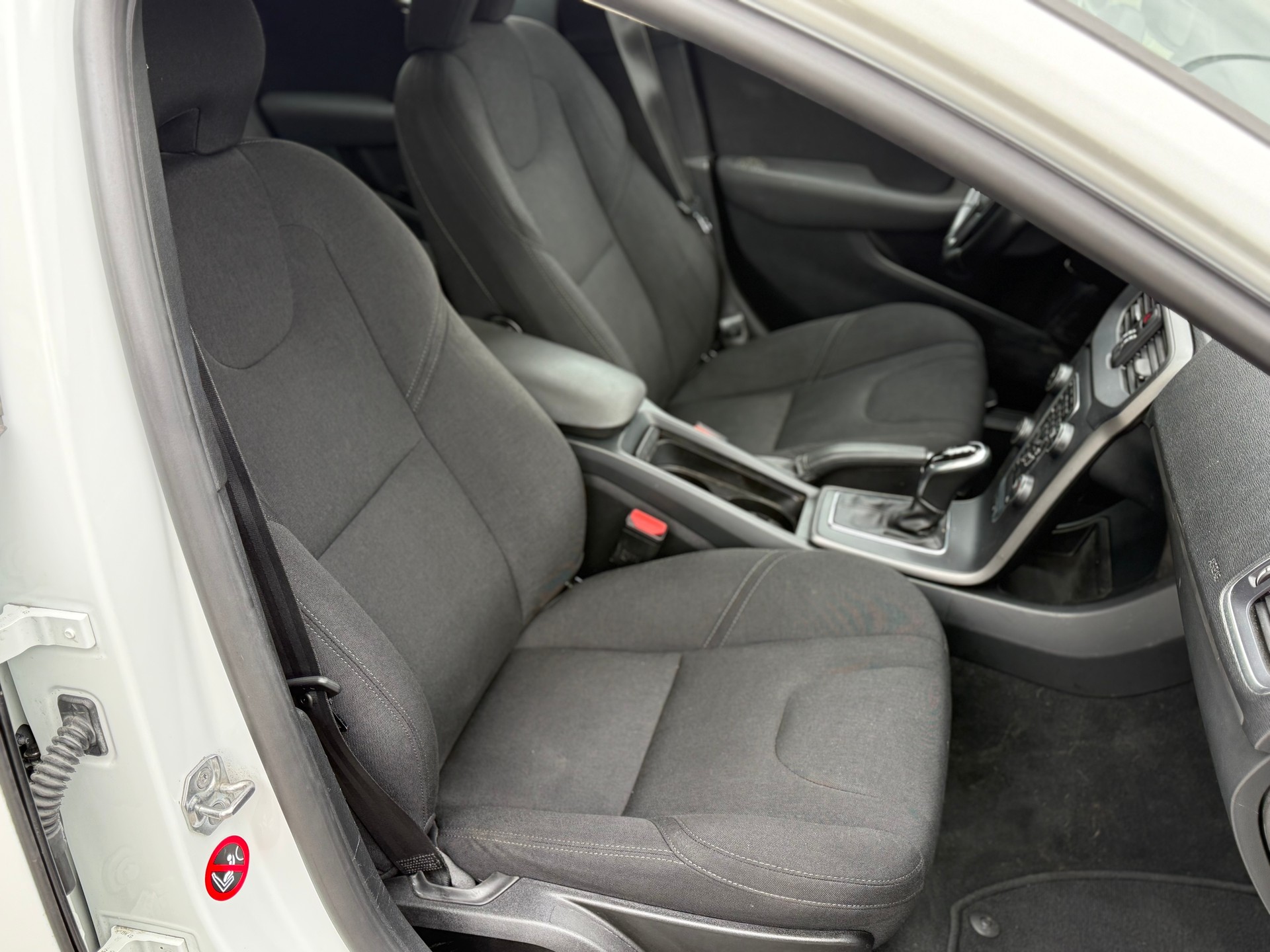 VOLVO V40 D2 Momentum Geartronic - 9