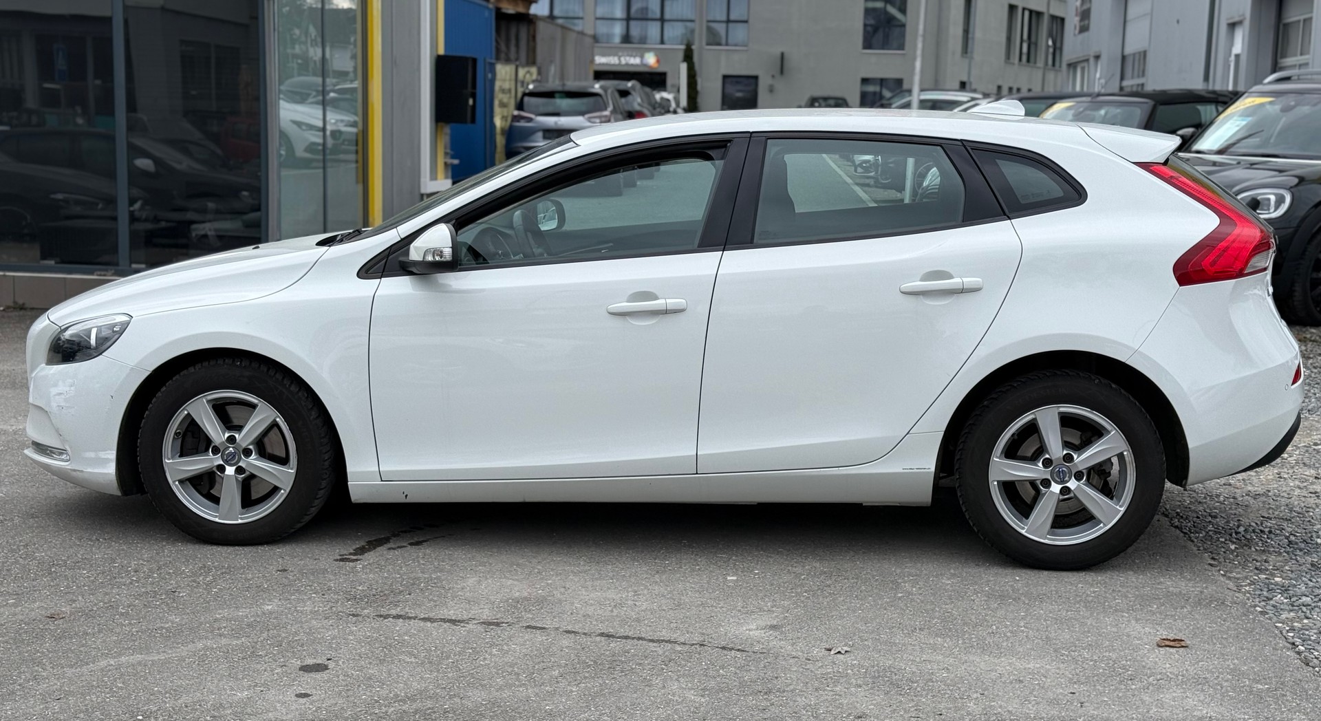 VOLVO V40 D2 Momentum Geartronic - 3