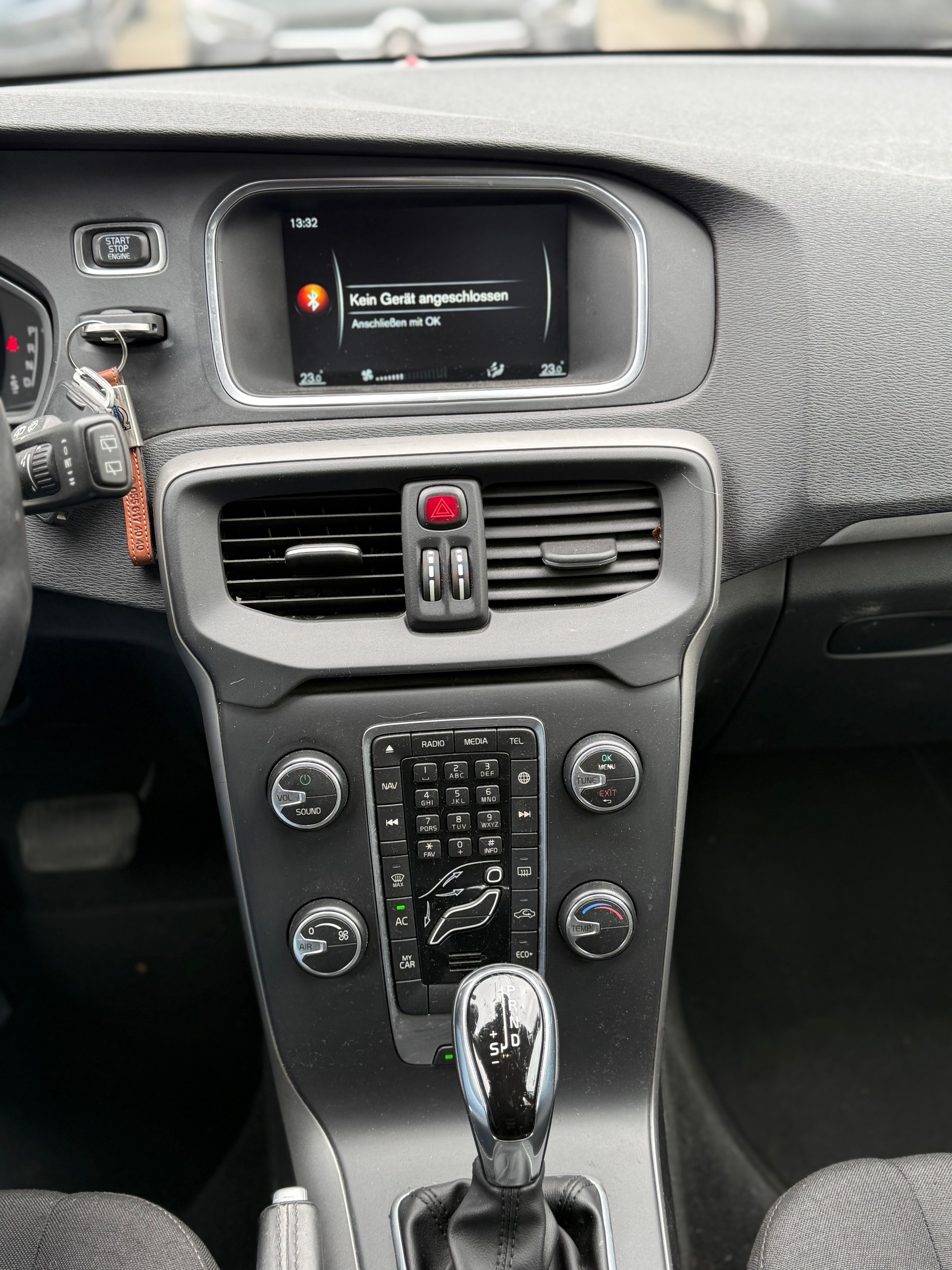 VOLVO V40 D2 Momentum Geartronic - 11