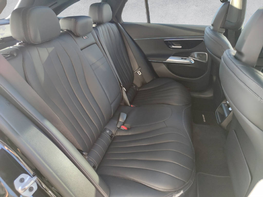 MERCEDES-BENZ E 300 de AMG Line 4Matic T- Modell - 13