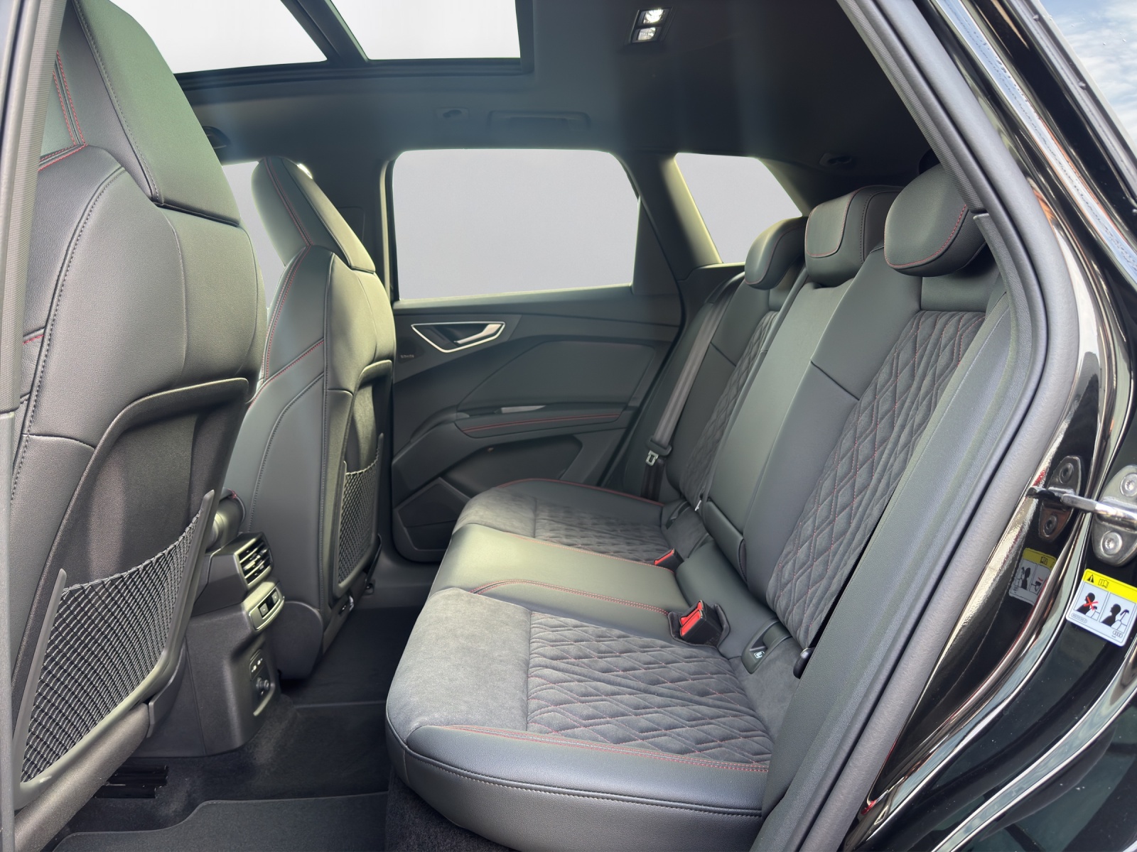 AUDI Q4 e-tron 45 Edition Swiss Ski quattro - 11