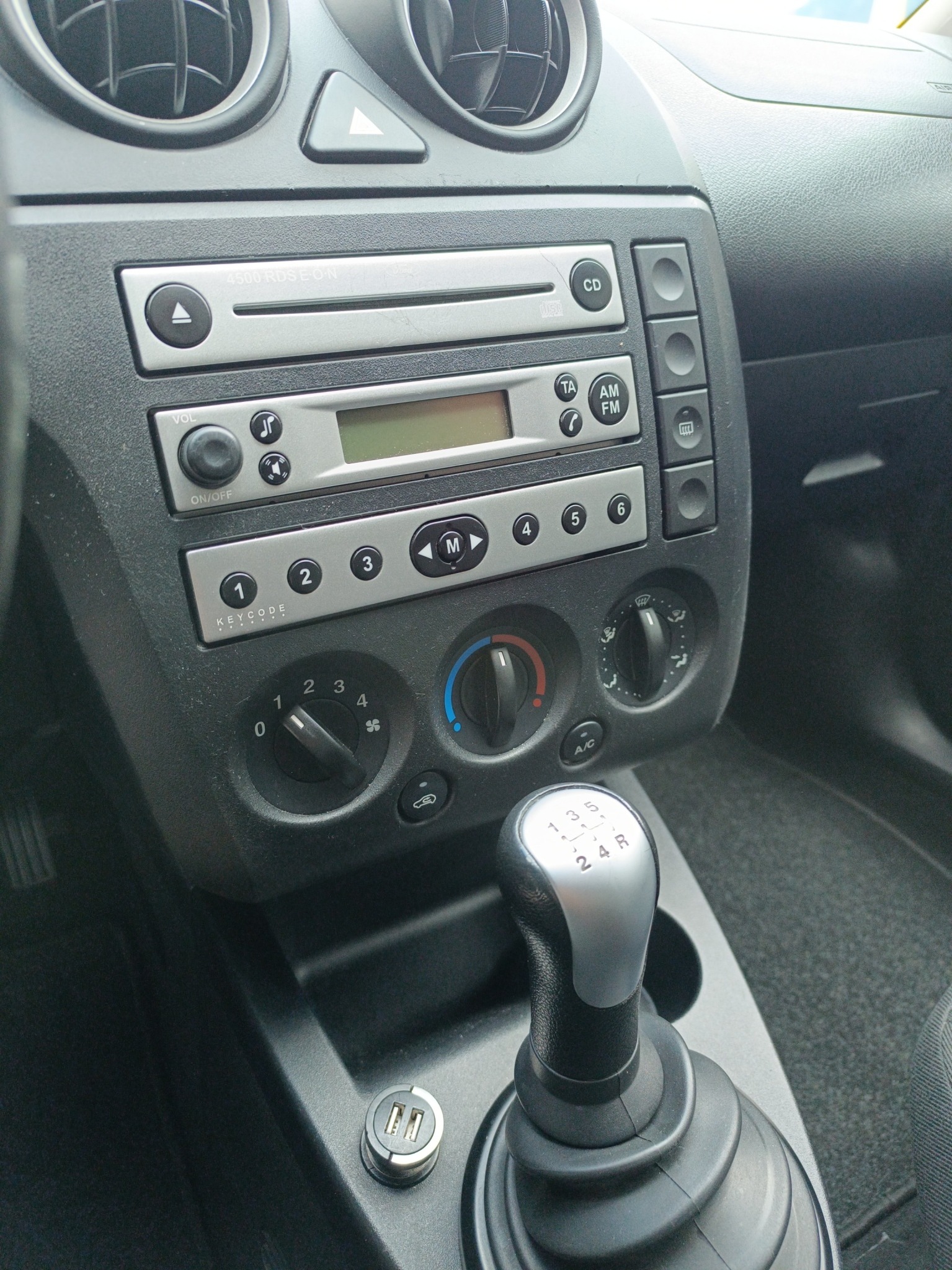 FORD Fiesta 1.4 16V Ghia - 15
