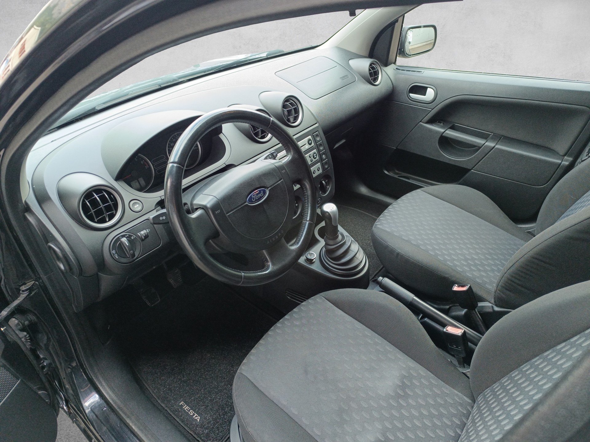 FORD Fiesta 1.4 16V Ghia - 9