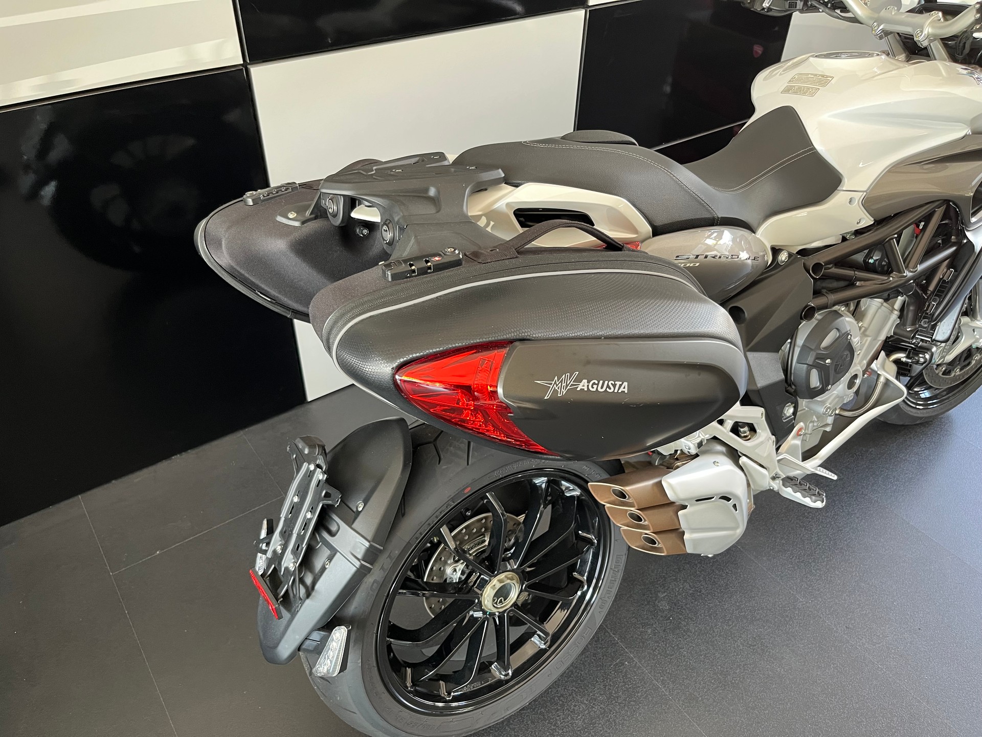 MV AGUSTA Stradale 800 EAS ABS - 6