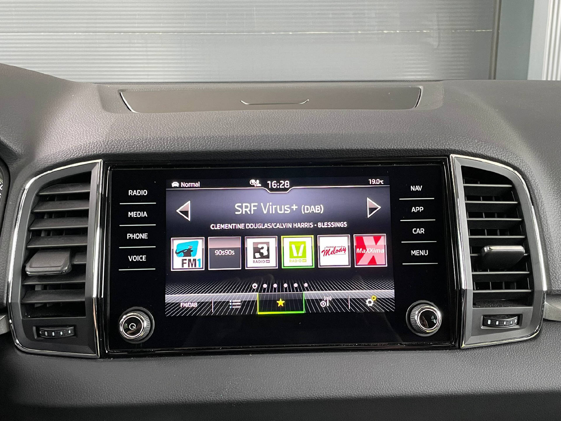 SKODA Karoq 2.0 TDI Ambition 4×4 DSG-11