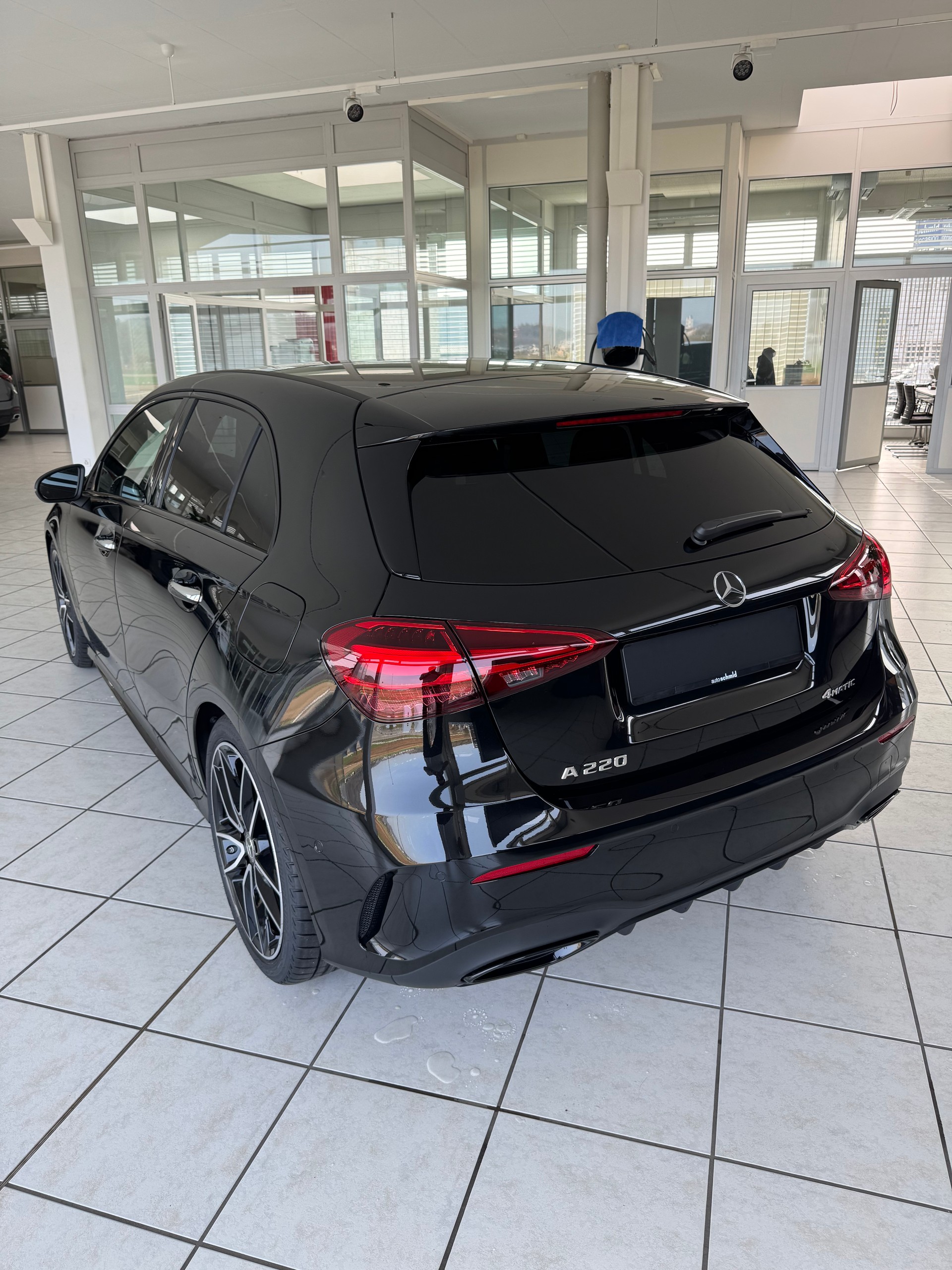 MERCEDES-BENZ A 220 4MATIC Kompaktlimousine - 4