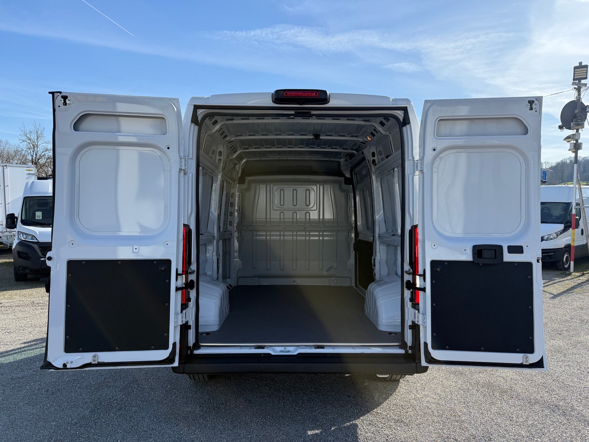 PEUGEOT Boxer 2.2 BlueHDI 140 335 L2H2 Speziell / Camper - 3