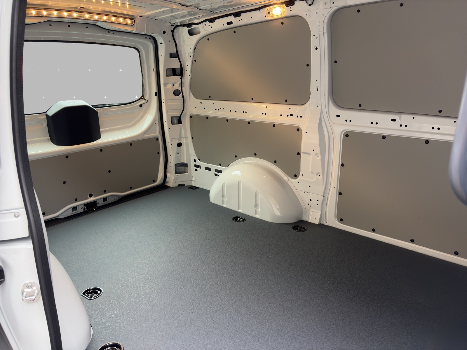 MERCEDES-BENZ eVito 129 KA L WORKER 90kWh - 9