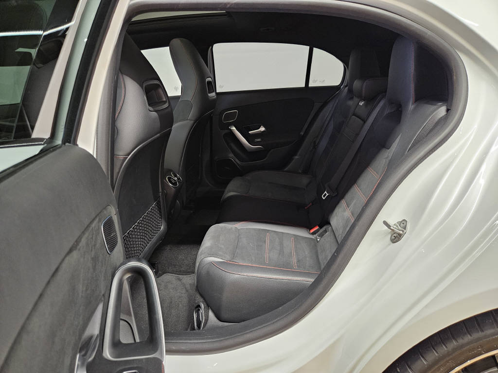 MERCEDES-BENZ A 250 e AMG Line - 13
