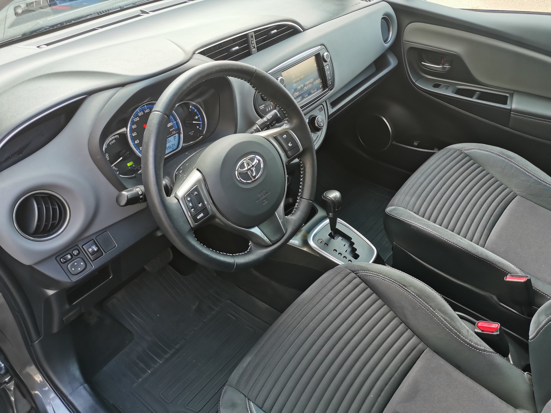 TOYOTA Yaris 1.5 VVT-i Hybrid Sol Premium e-CVT - 8