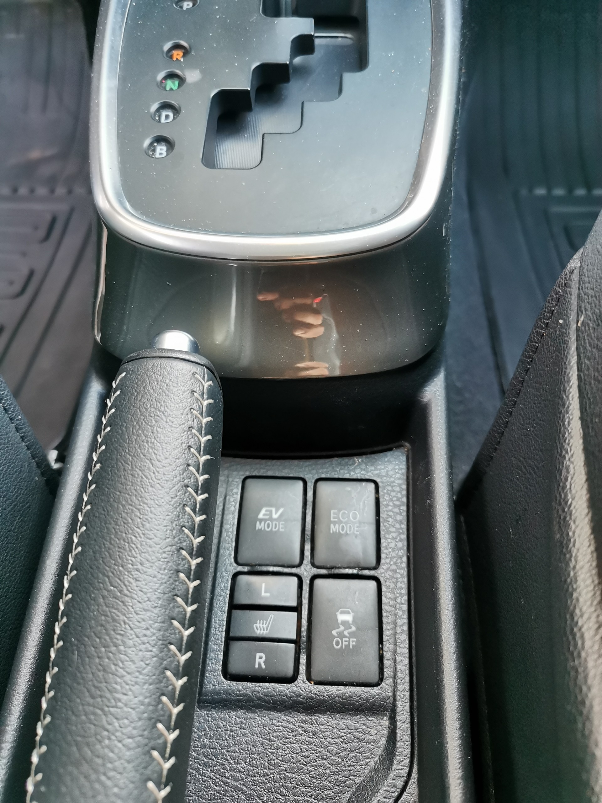 TOYOTA Yaris 1.5 VVT-i Hybrid Sol Premium e-CVT - 11