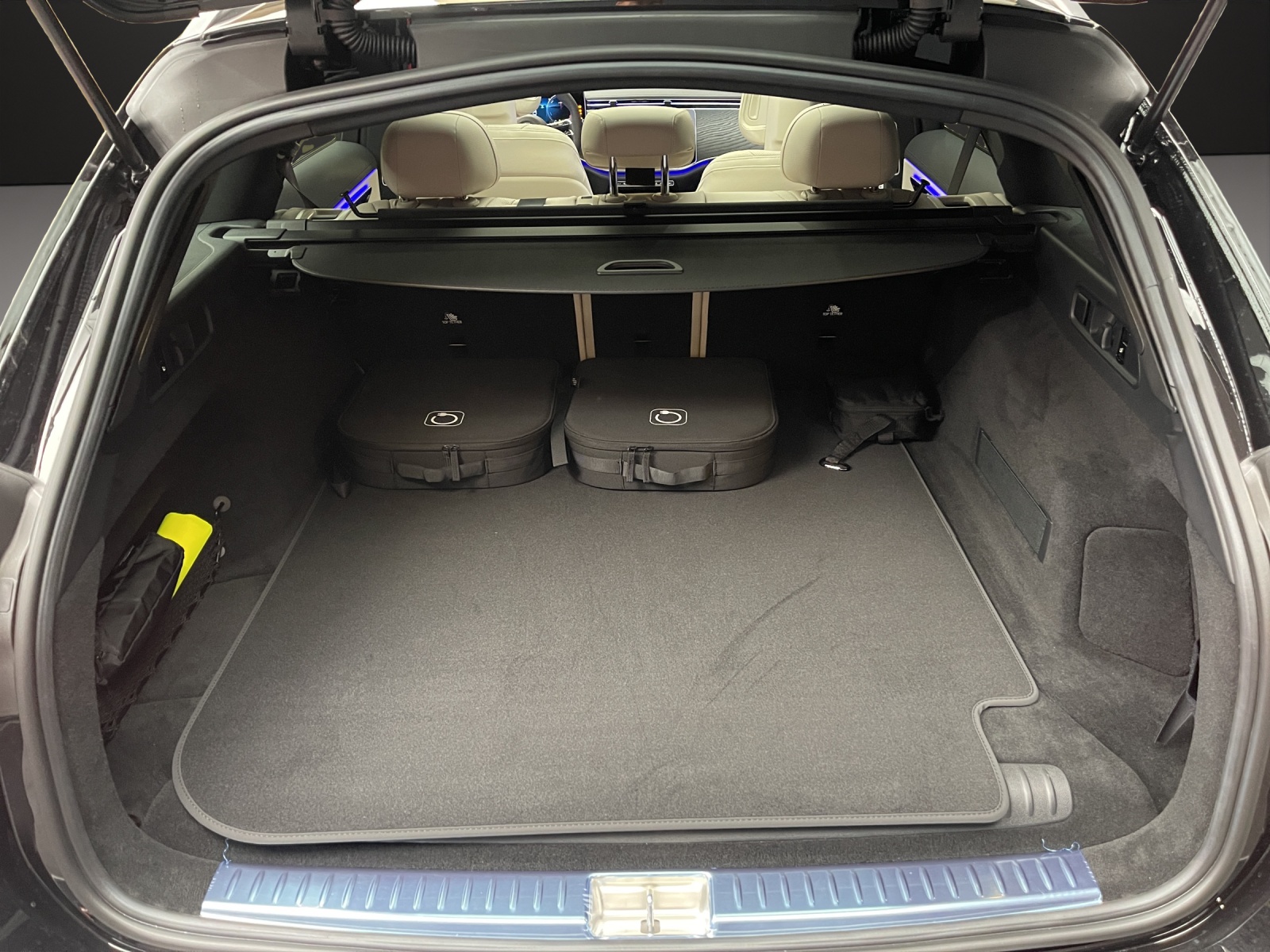 MERCEDES-BENZ E 300 de 4MATIC T-Modell mit EQ Hybrid 9G-Tronic - 10