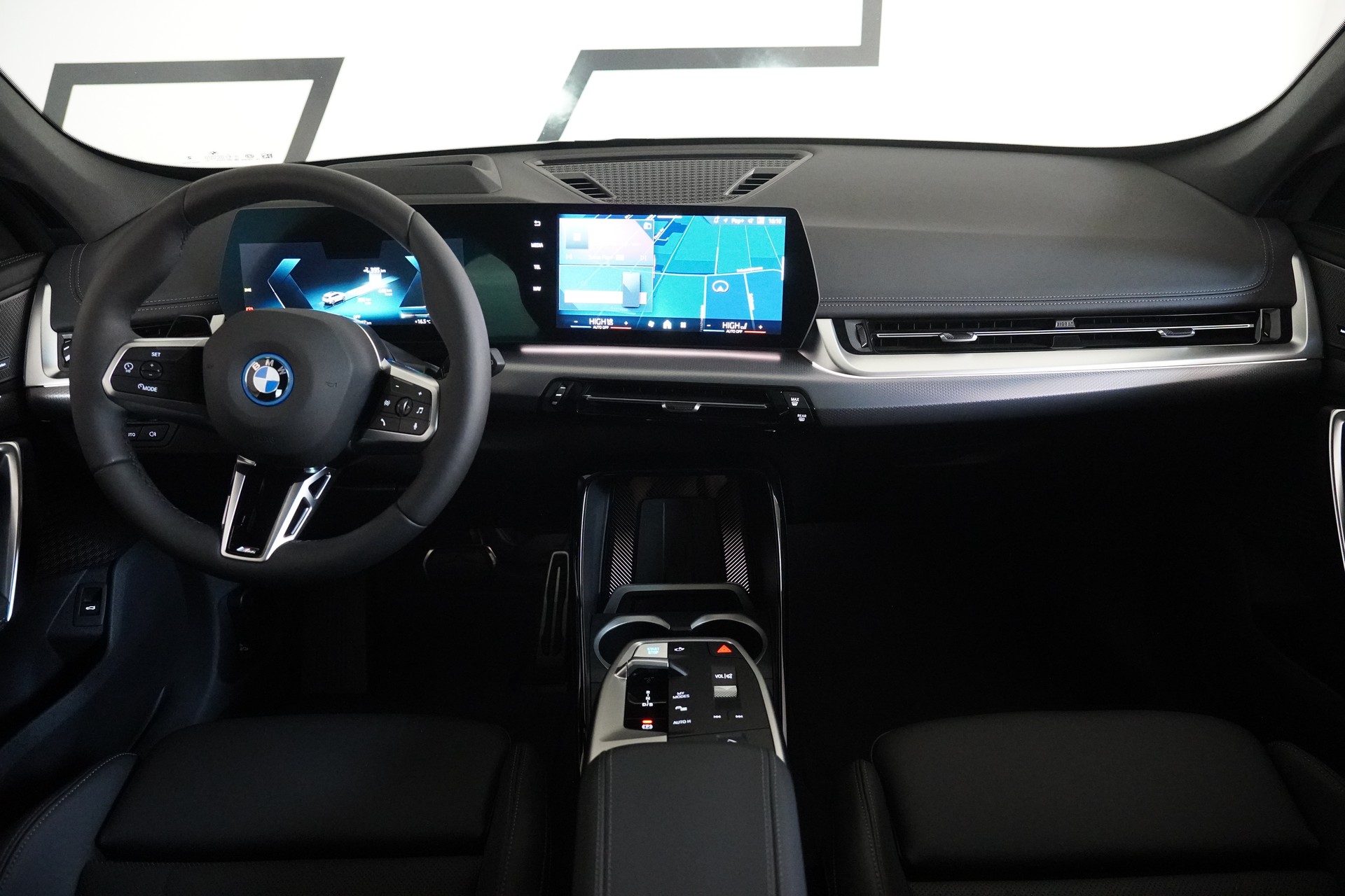 BMW iX1 xDrive 30 M Sport Pro - 18