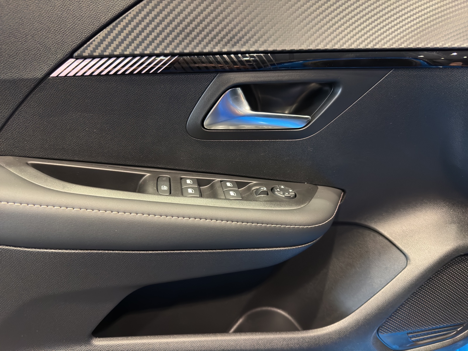 PEUGEOT 208 1.2 Hybrid Allure - 6
