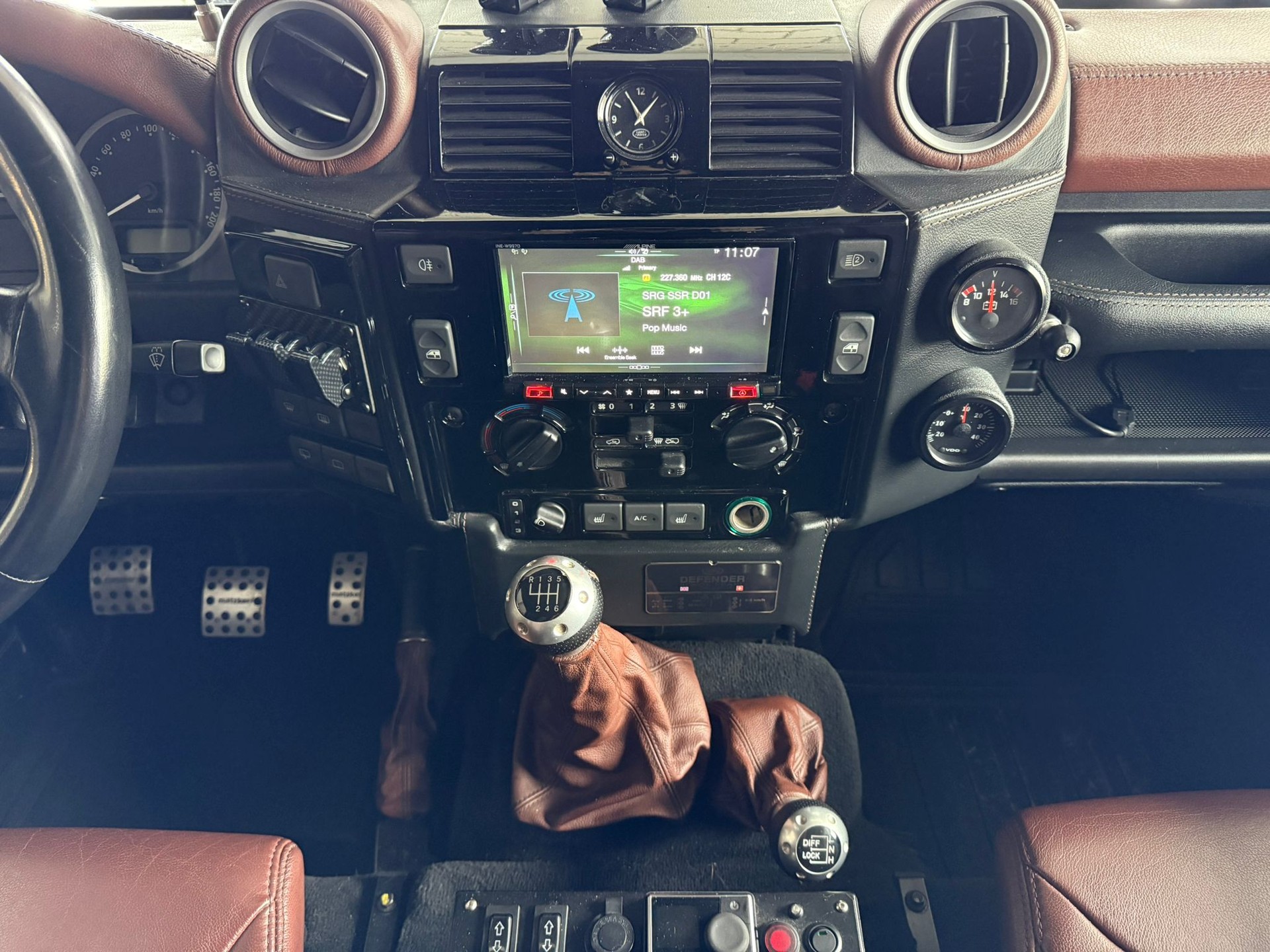 LAND ROVER Defender 110 SW 2.4Tdc Black Pearl - 12