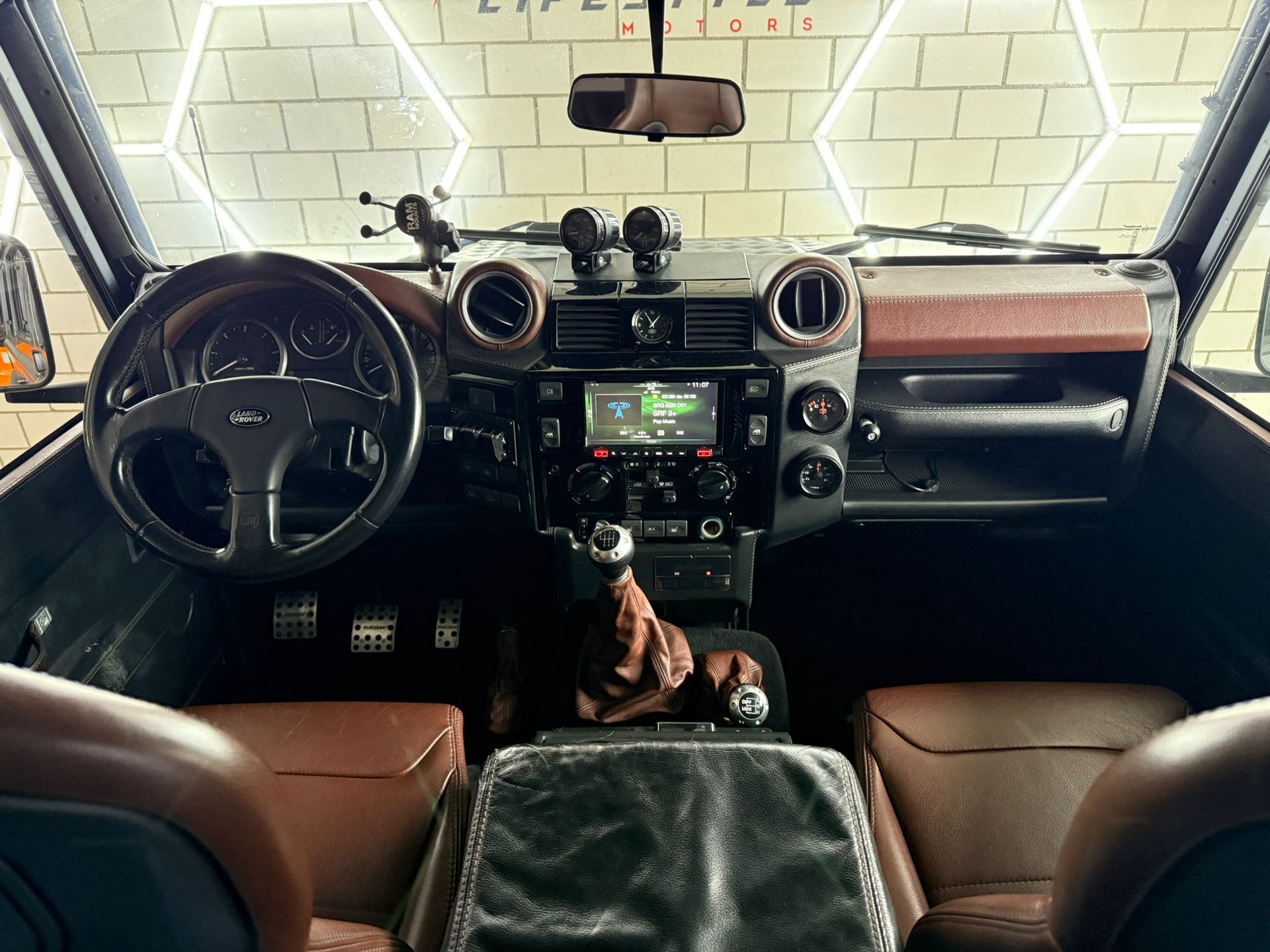 LAND ROVER Defender 110 SW 2.4Tdc Black Pearl - 11