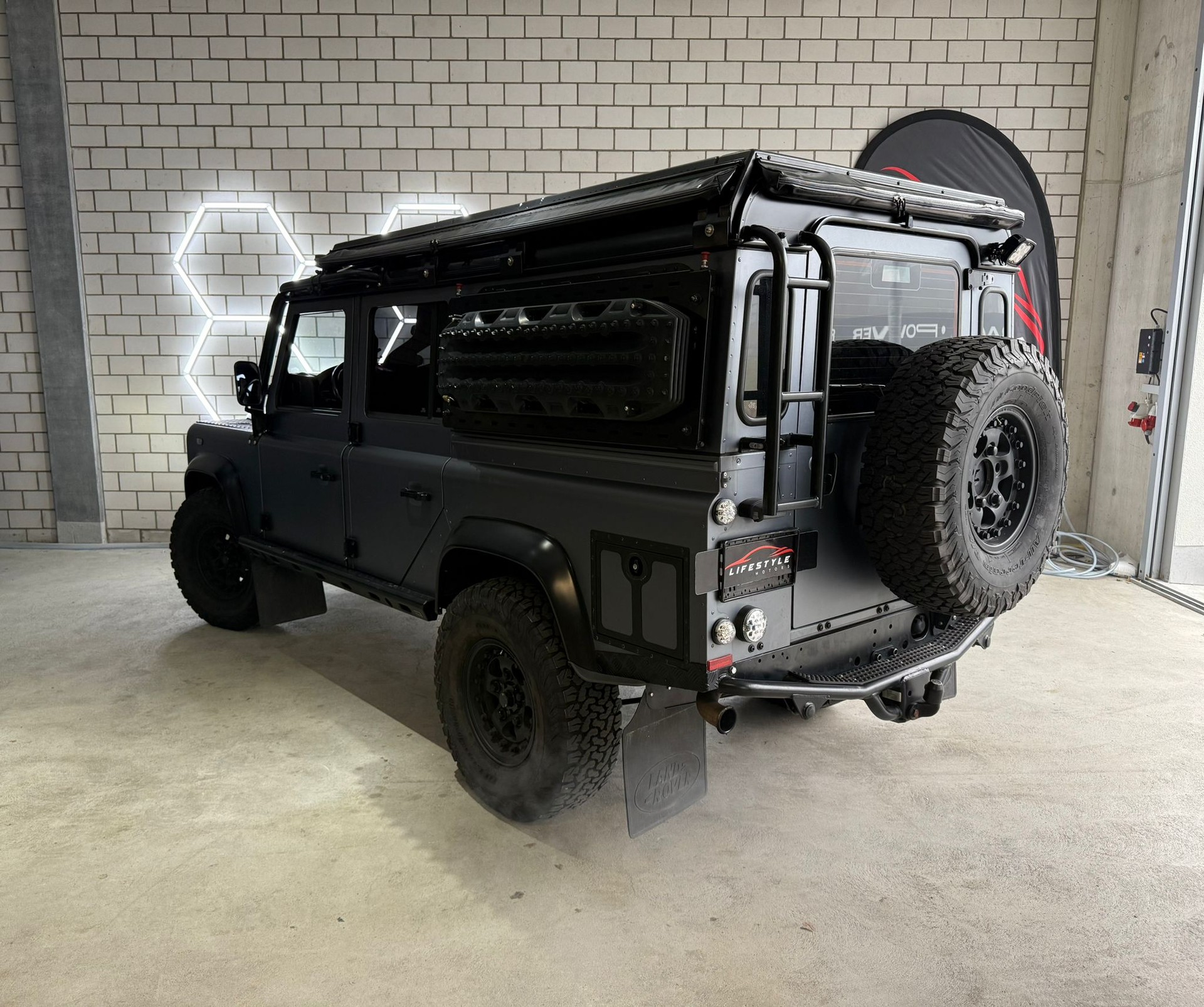 LAND ROVER Defender 110 SW 2.4Tdc Black Pearl - 3