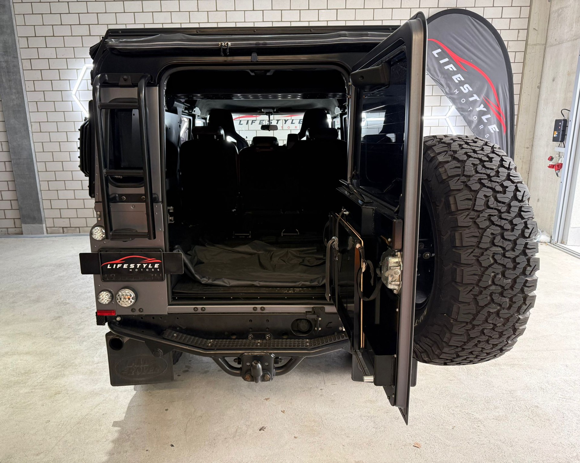 LAND ROVER Defender 110 SW 2.4Tdc Black Pearl - 15