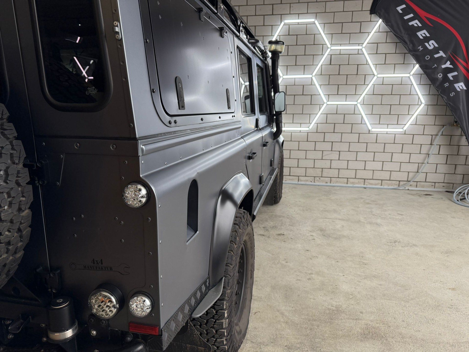 LAND ROVER Defender 110 SW 2.4Tdc Black Pearl - 6