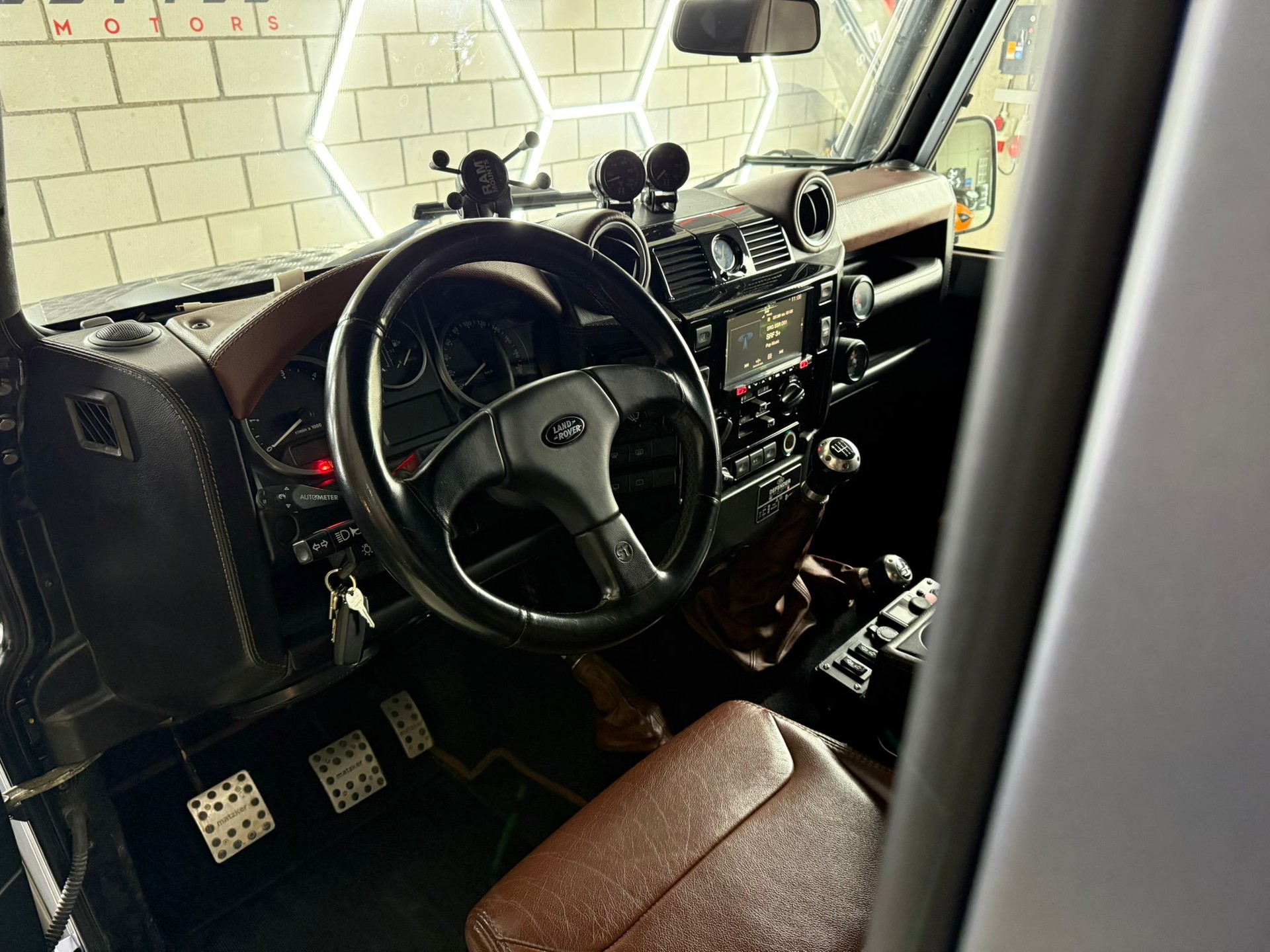 LAND ROVER Defender 110 SW 2.4Tdc Black Pearl - 9