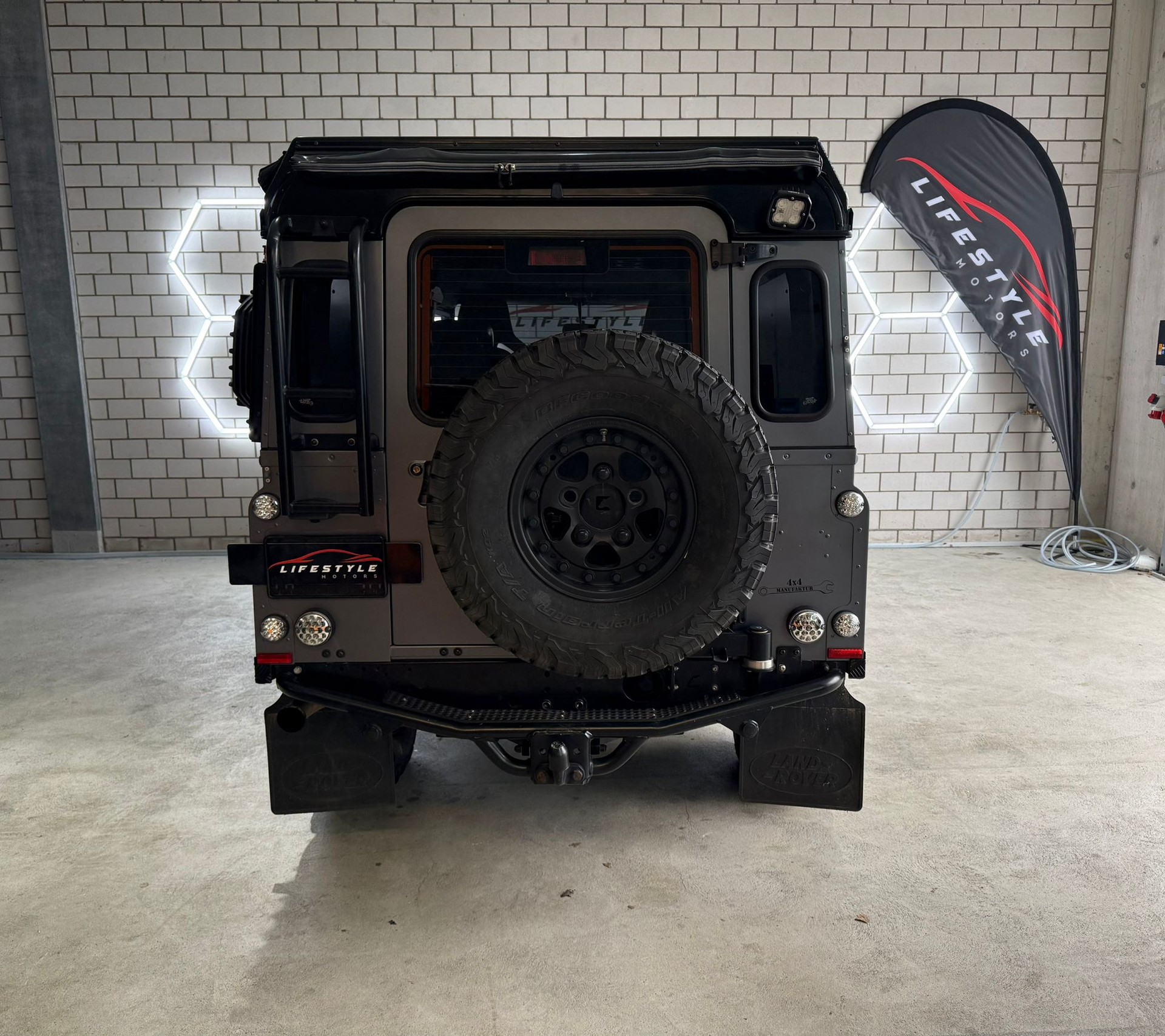 LAND ROVER Defender 110 SW 2.4Tdc Black Pearl - 4