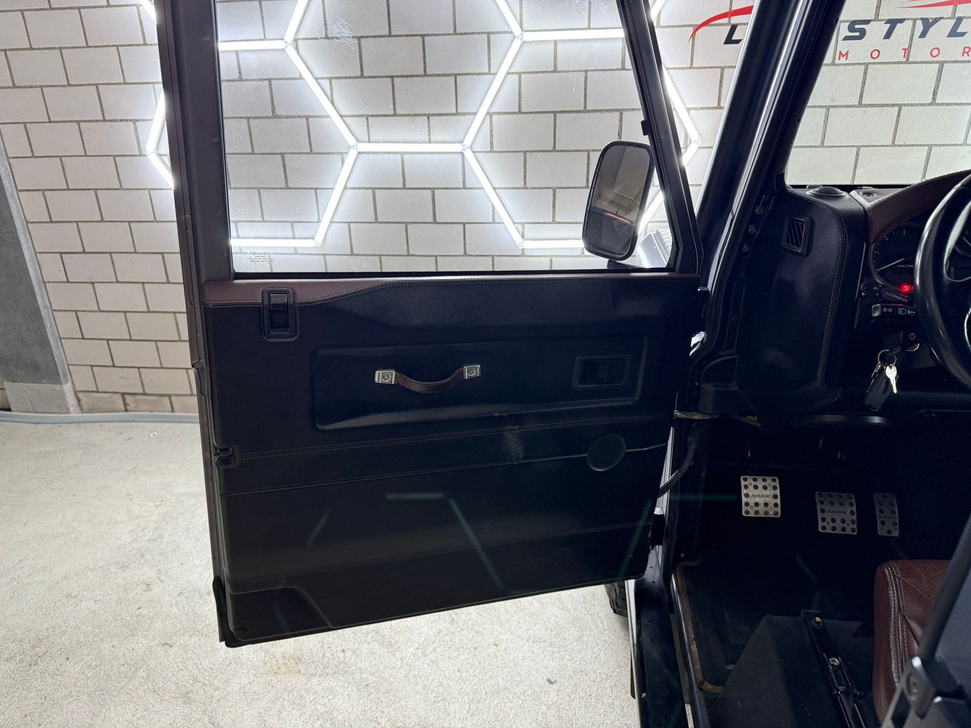 LAND ROVER Defender 110 SW 2.4Tdc Black Pearl - 8