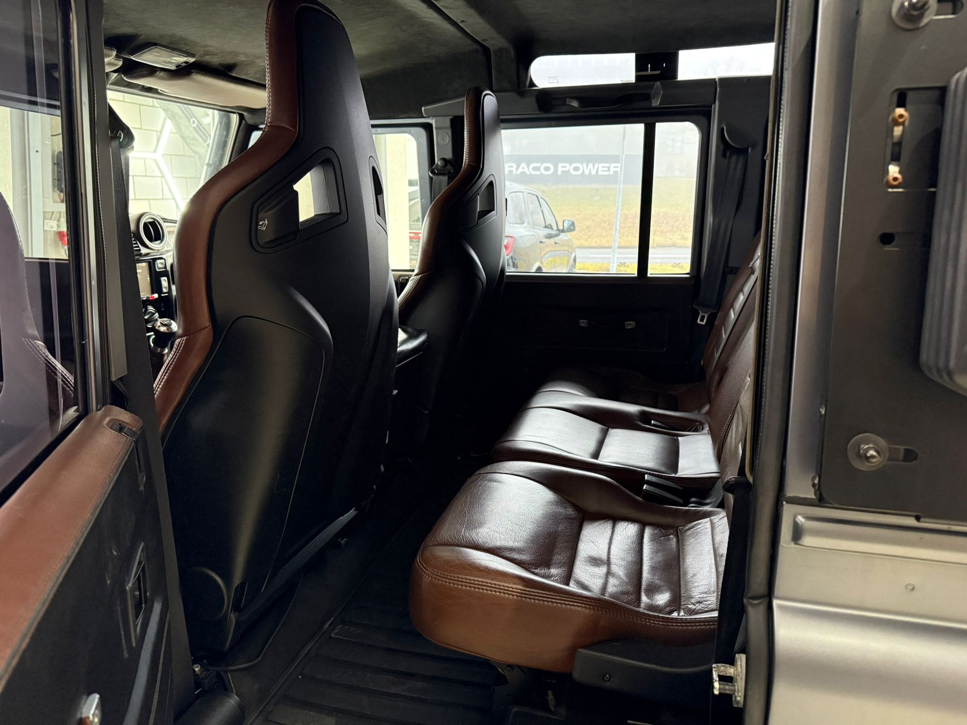 LAND ROVER Defender 110 SW 2.4Tdc Black Pearl - 14