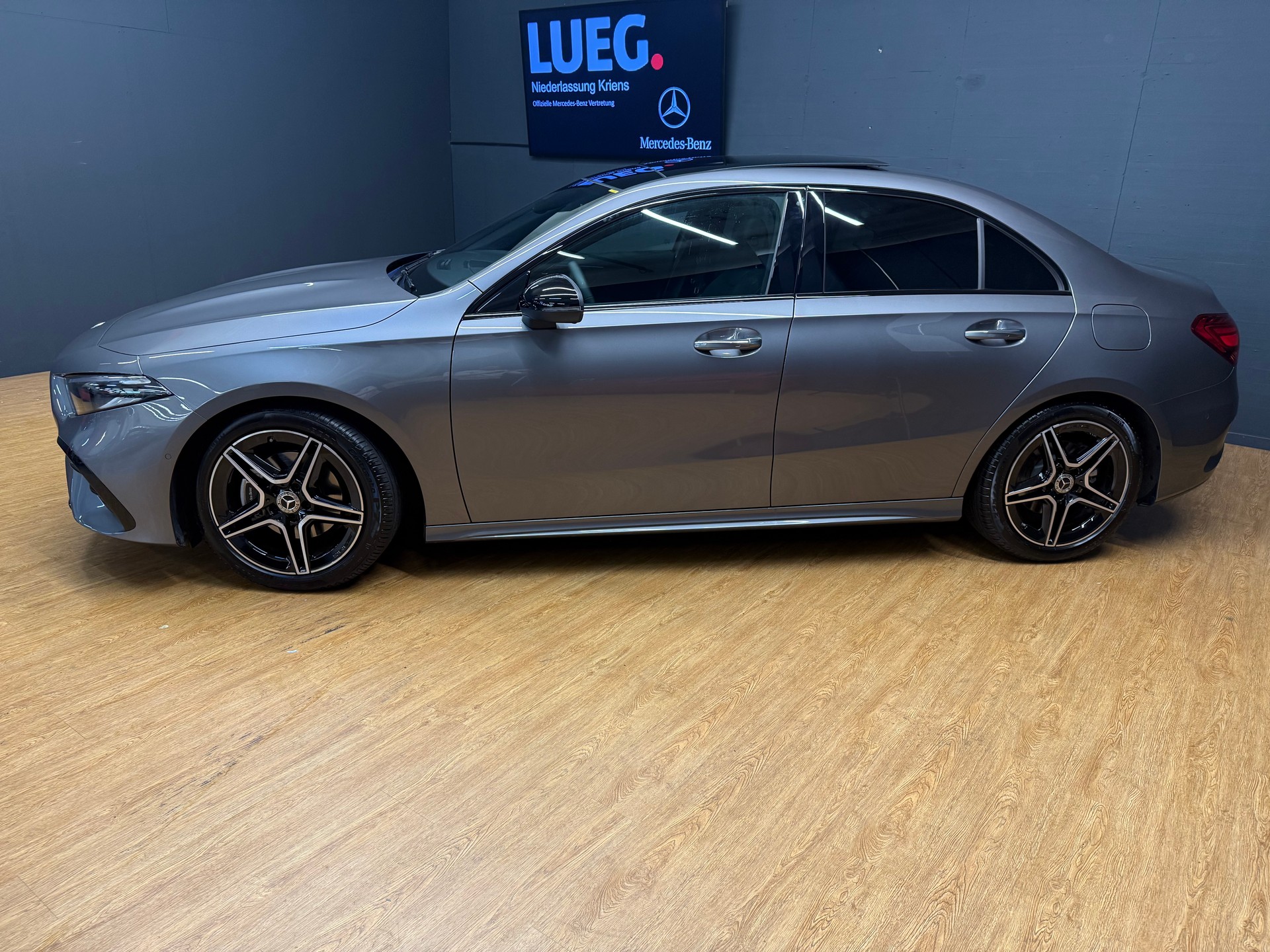 MERCEDES-BENZ A 200 - AMG - Limousine / Rückfahrkamera / Panorama-Dach / Ambiente-Licht - 4