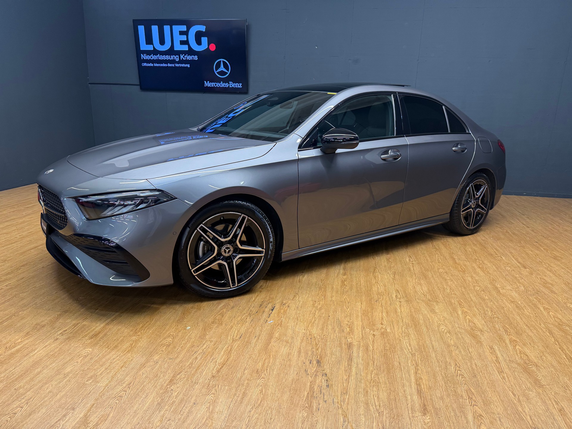 MERCEDES-BENZ A 200 - AMG - Limousine / Rückfahrkamera / Panorama-Dach / Ambiente-Licht - 3