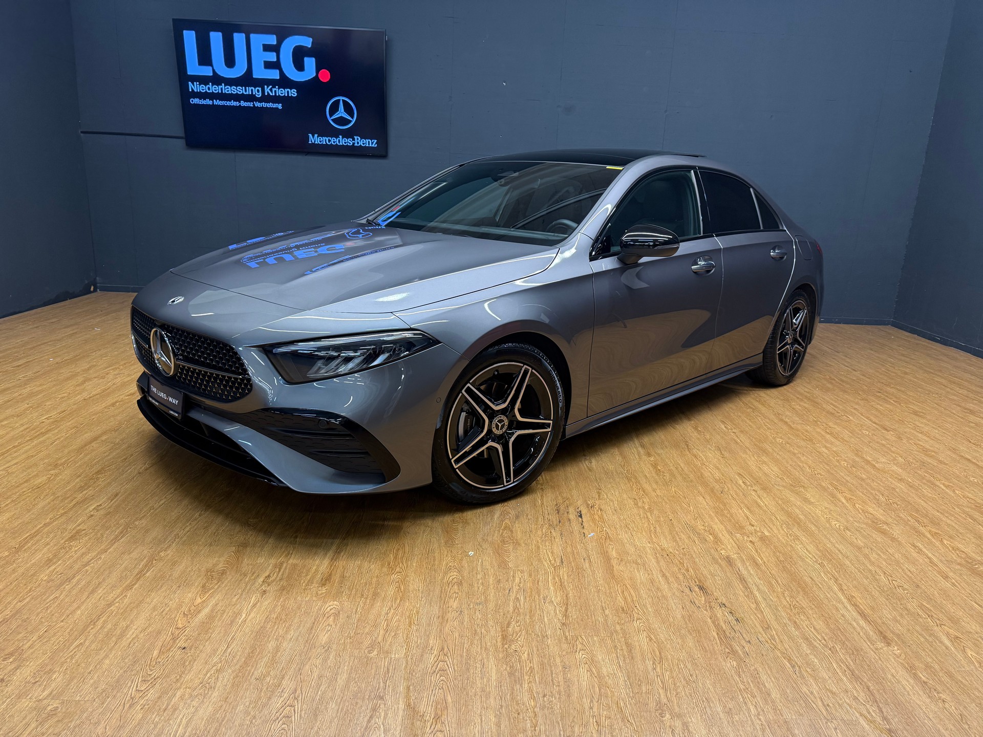 MERCEDES-BENZ A 200 - AMG - Limousine / Rückfahrkamera / Panorama-Dach / Ambiente-Licht - 2