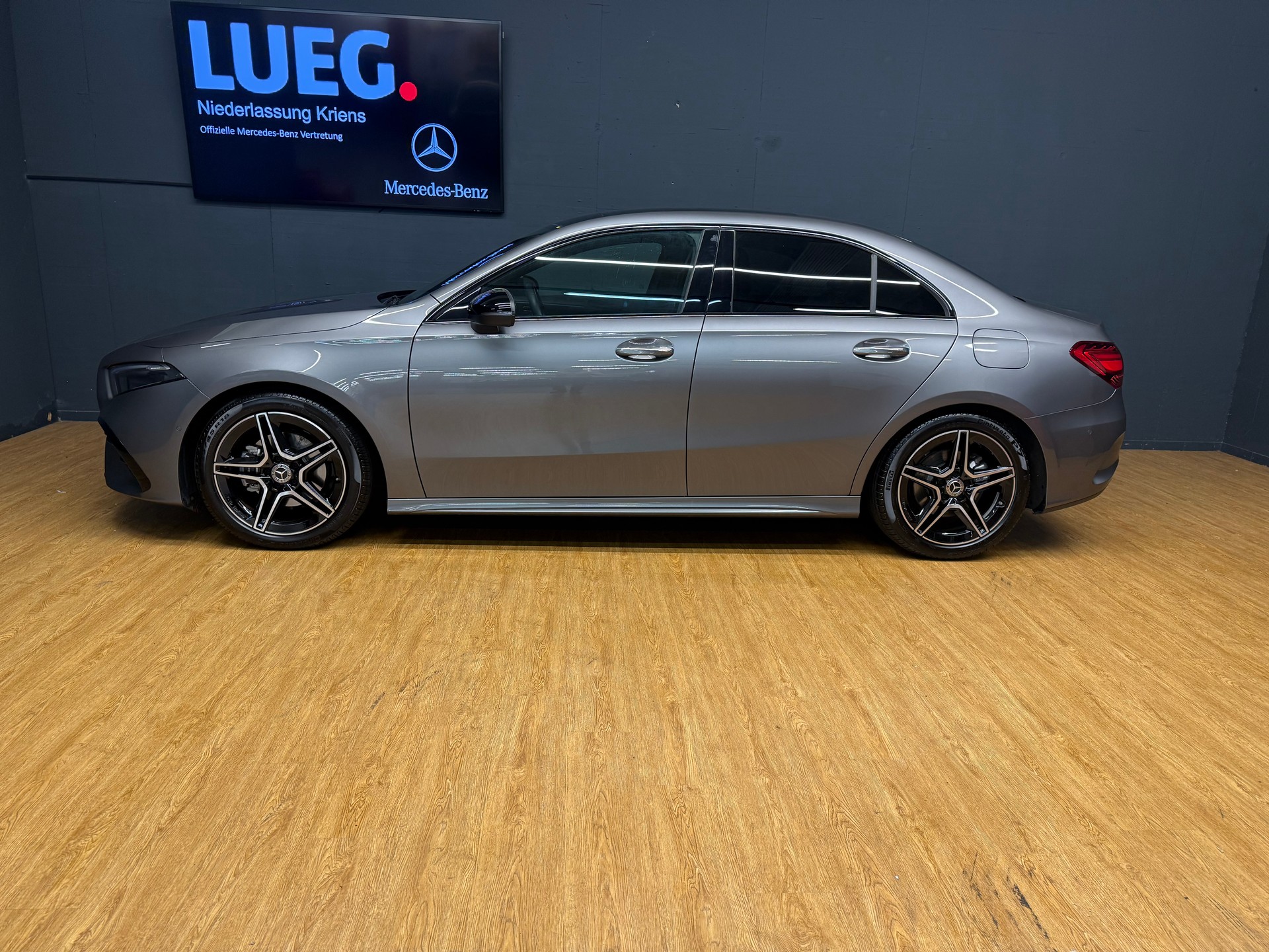 MERCEDES-BENZ A 200 - AMG - Limousine / Rückfahrkamera / Panorama-Dach / Ambiente-Licht