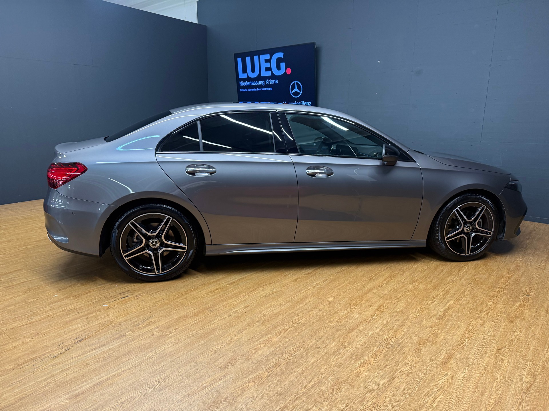 MERCEDES-BENZ A 200 - AMG - Limousine / Rückfahrkamera / Panorama-Dach / Ambiente-Licht - 8