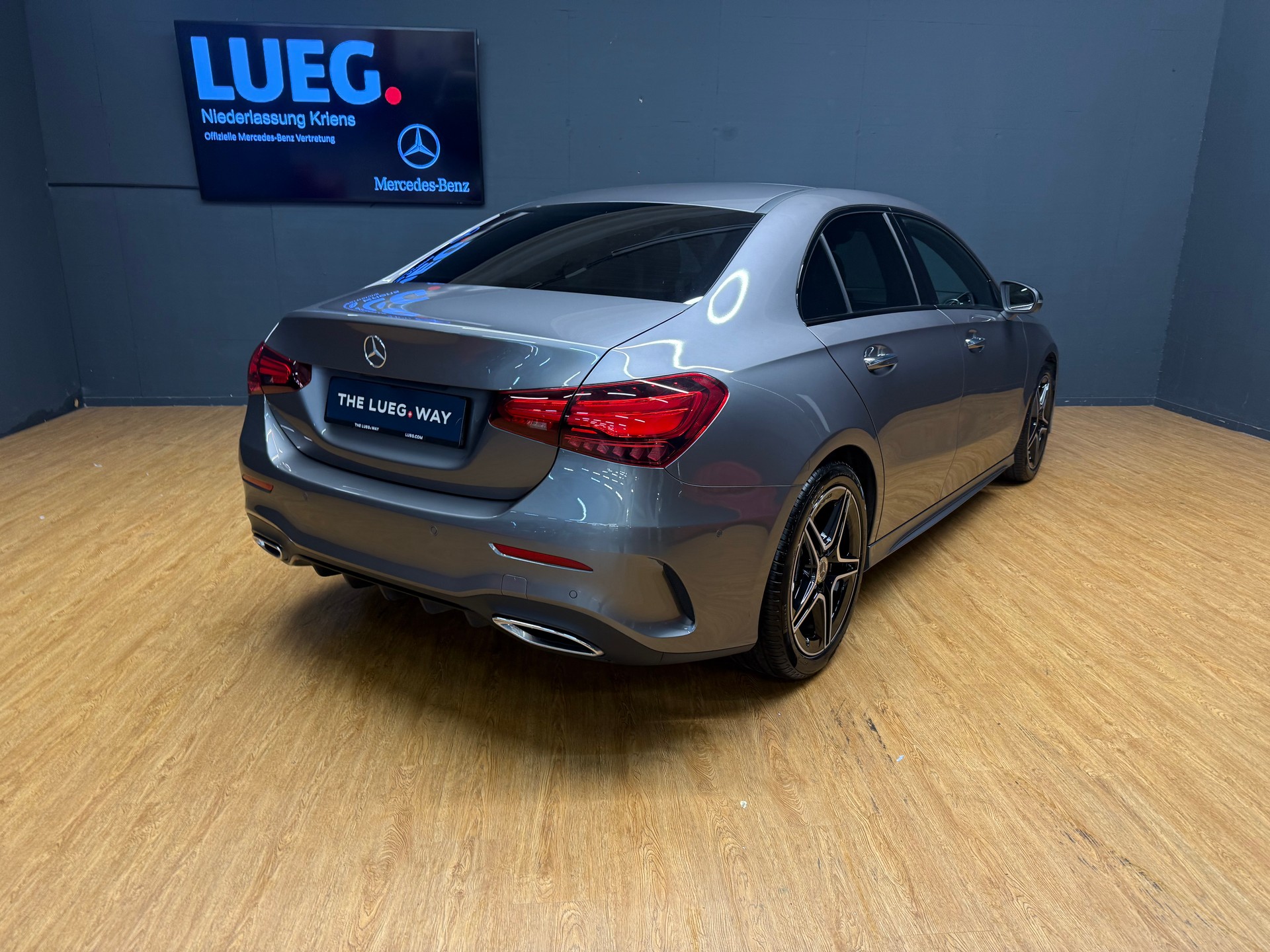 MERCEDES-BENZ A 200 - AMG - Limousine / Rückfahrkamera / Panorama-Dach / Ambiente-Licht - 10