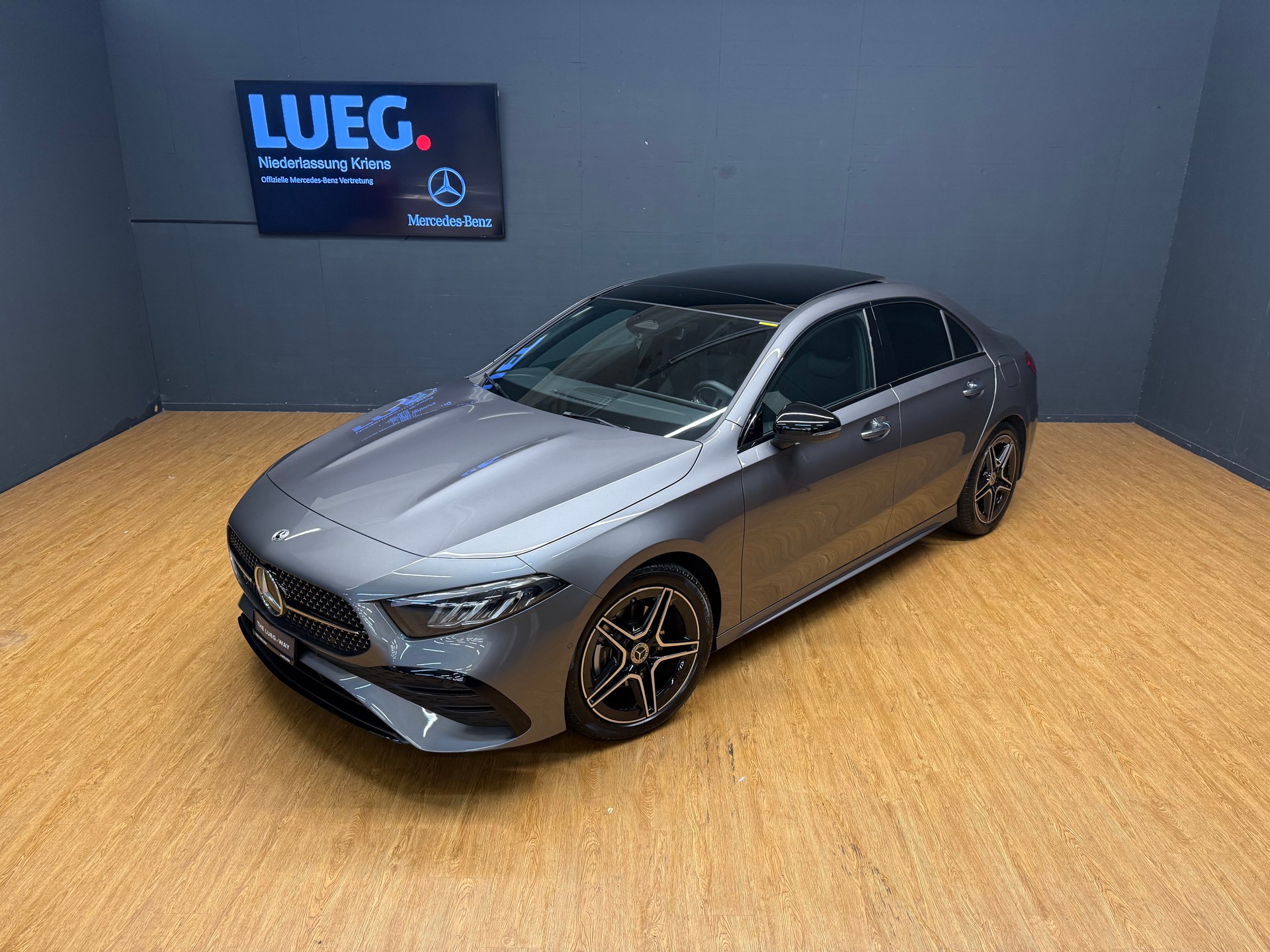 MERCEDES-BENZ A 200 - AMG - Limousine / Rückfahrkamera / Panorama-Dach / Ambiente-Licht - 5