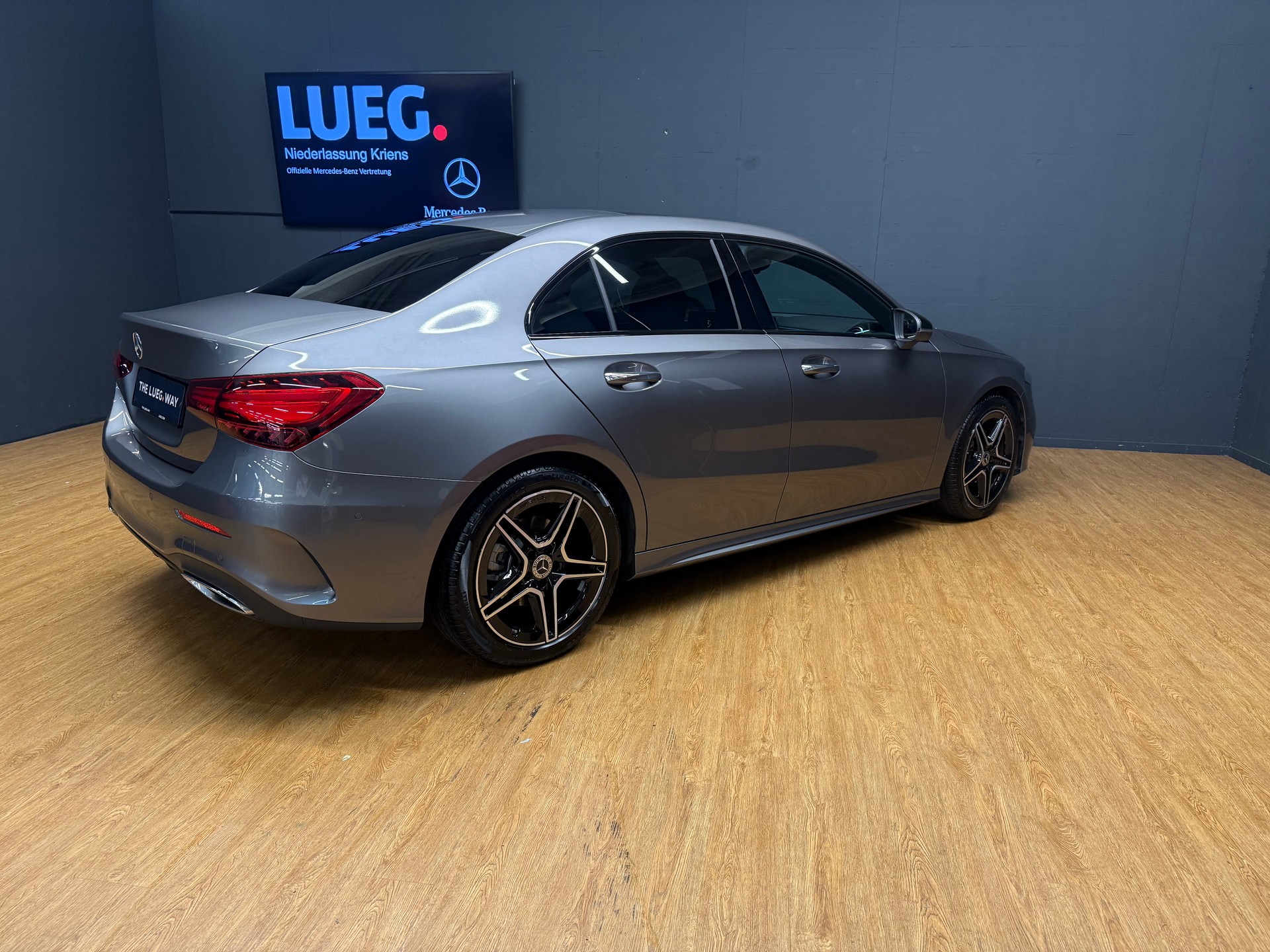 MERCEDES-BENZ A 200 - AMG - Limousine / Rückfahrkamera / Panorama-Dach / Ambiente-Licht - 9
